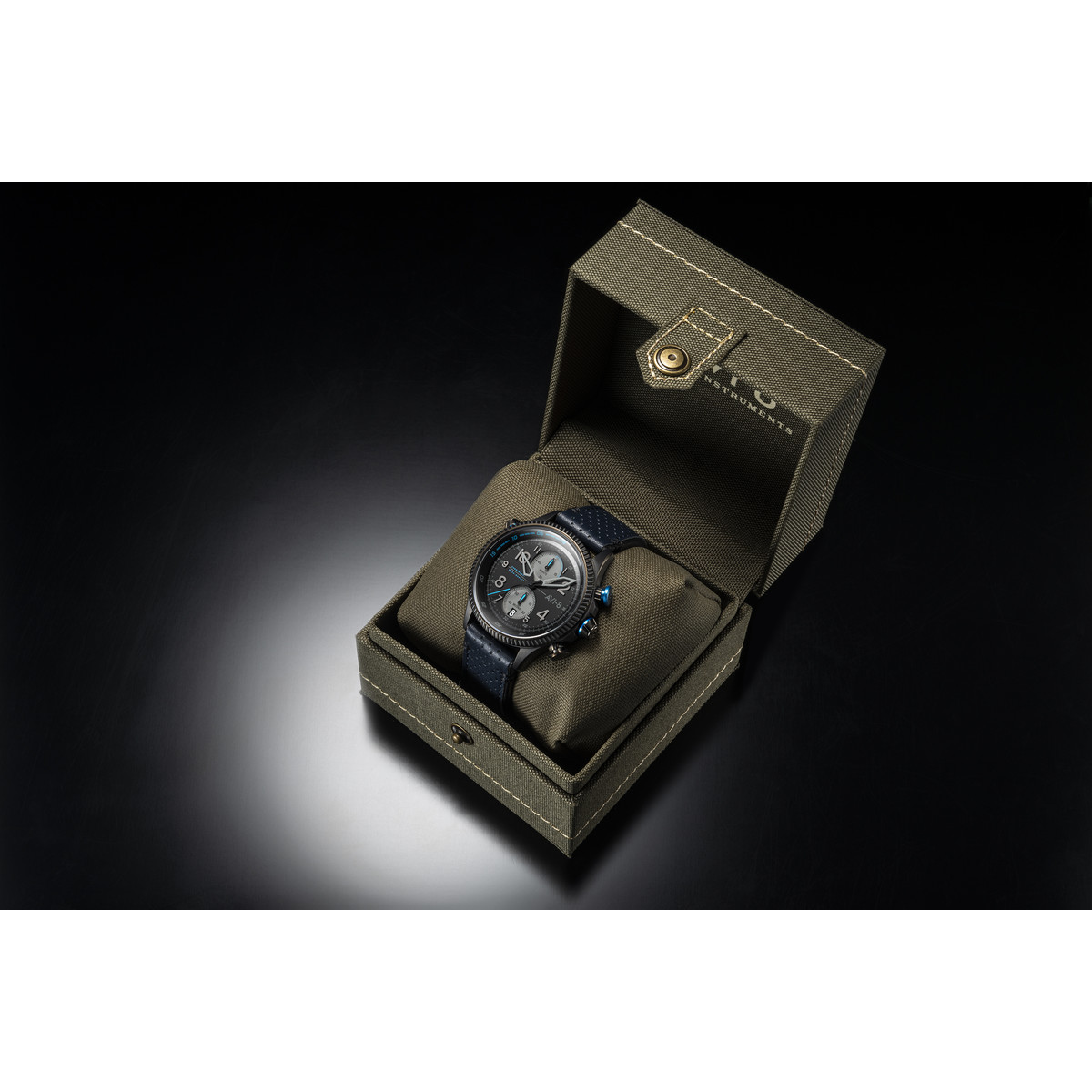 Montre AVI-8 homme chronographe acier cuir gris