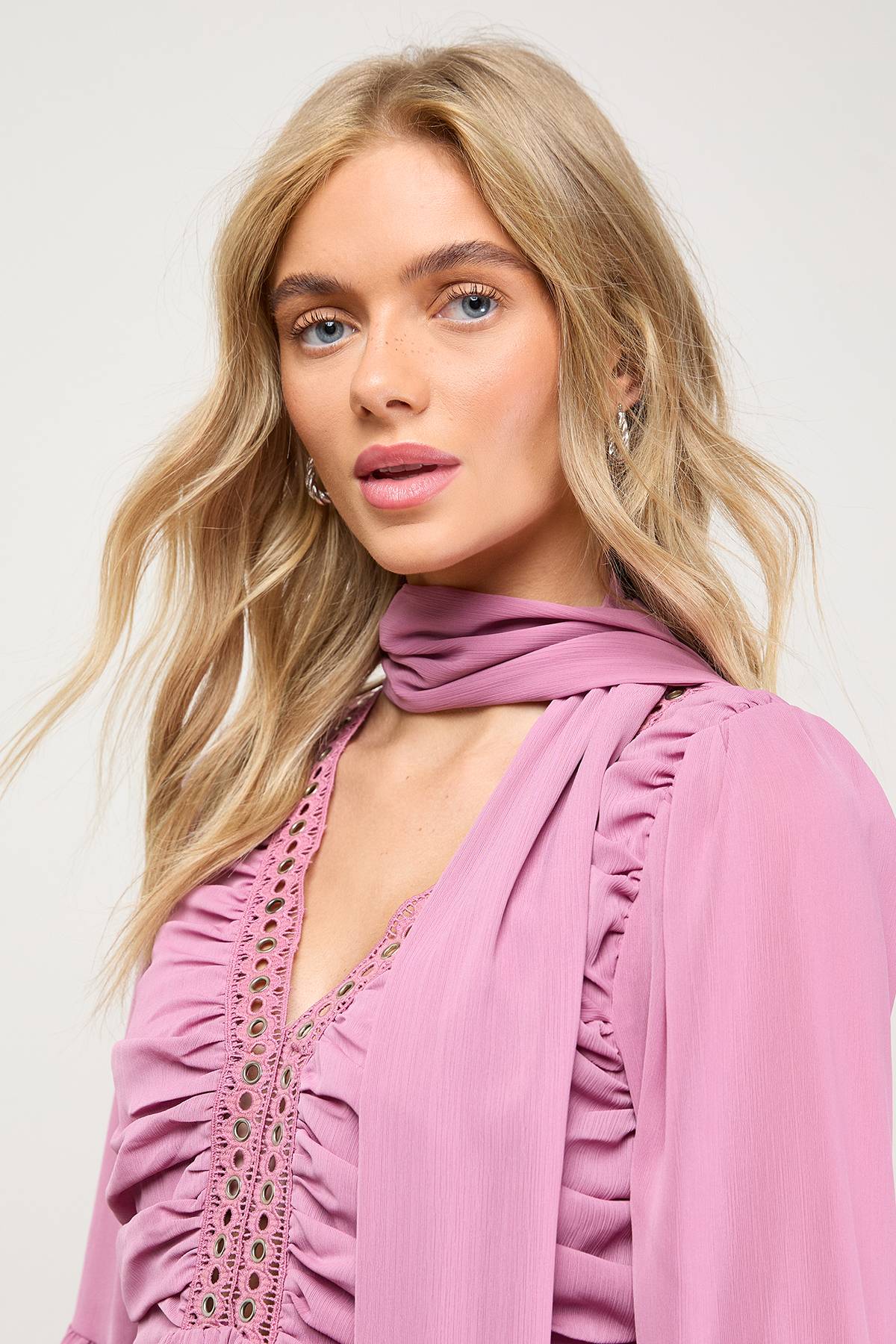 Oasis Robe Mini Froncée avec Nœud Papillon et Garniture Cloutée