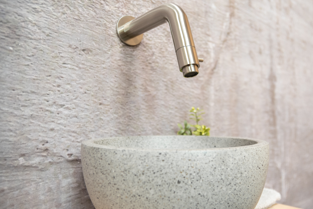 Saniclear Seba fonteinset met eiken plank, grijze terrazzo waskom en RVS kraan voor in het toilet