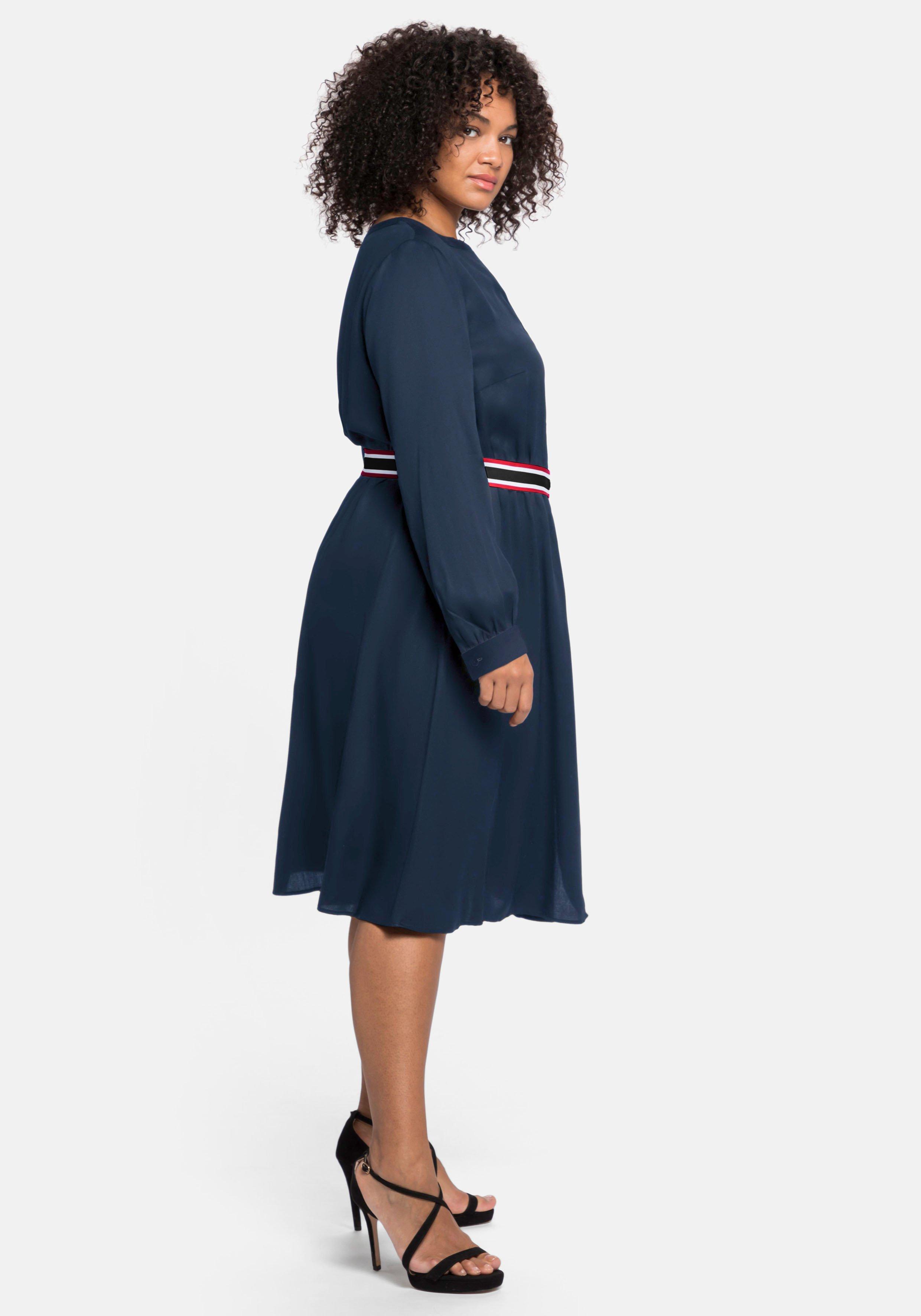 Midikleid in Satinoptik, mit Kontrastgürtel