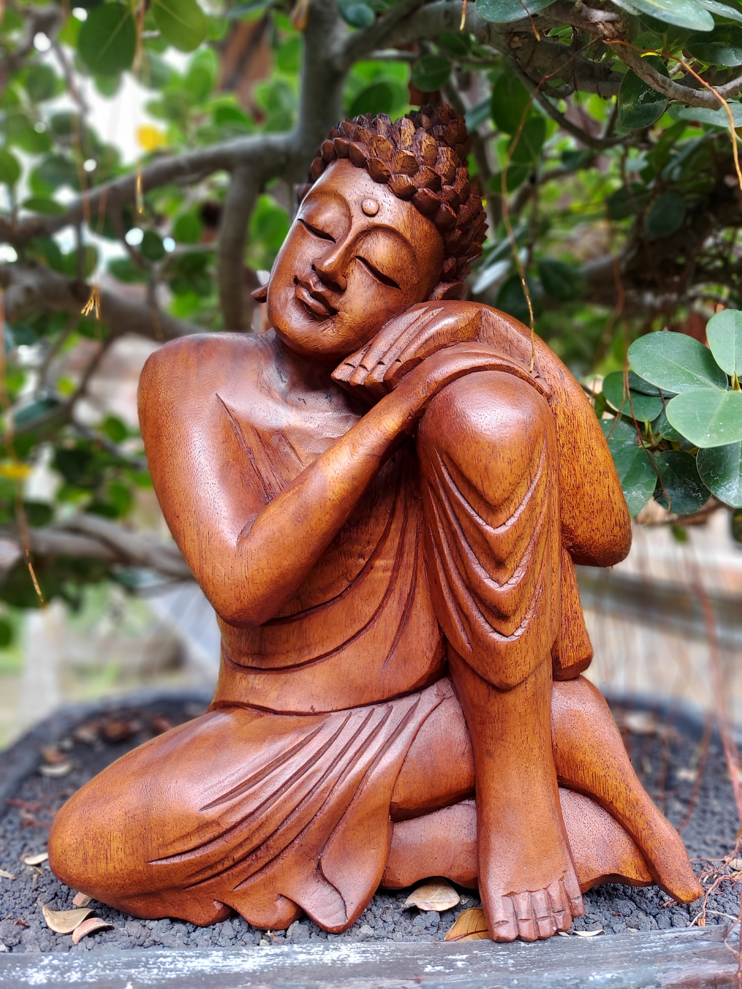 Handgeschnitzter 'Buddha träumend', B 20 cm, H 33 cm, T 20 cm von fischer's lagerhaus