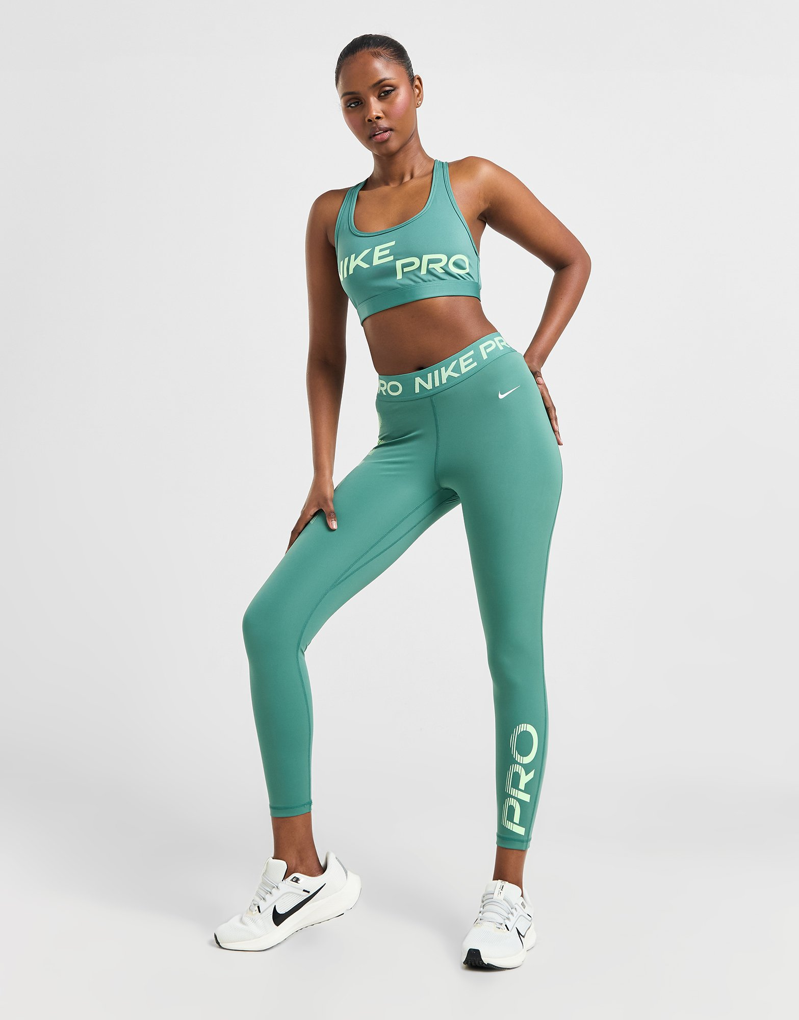 Nike Brassière de Sport Pro Training Swoosh Femme