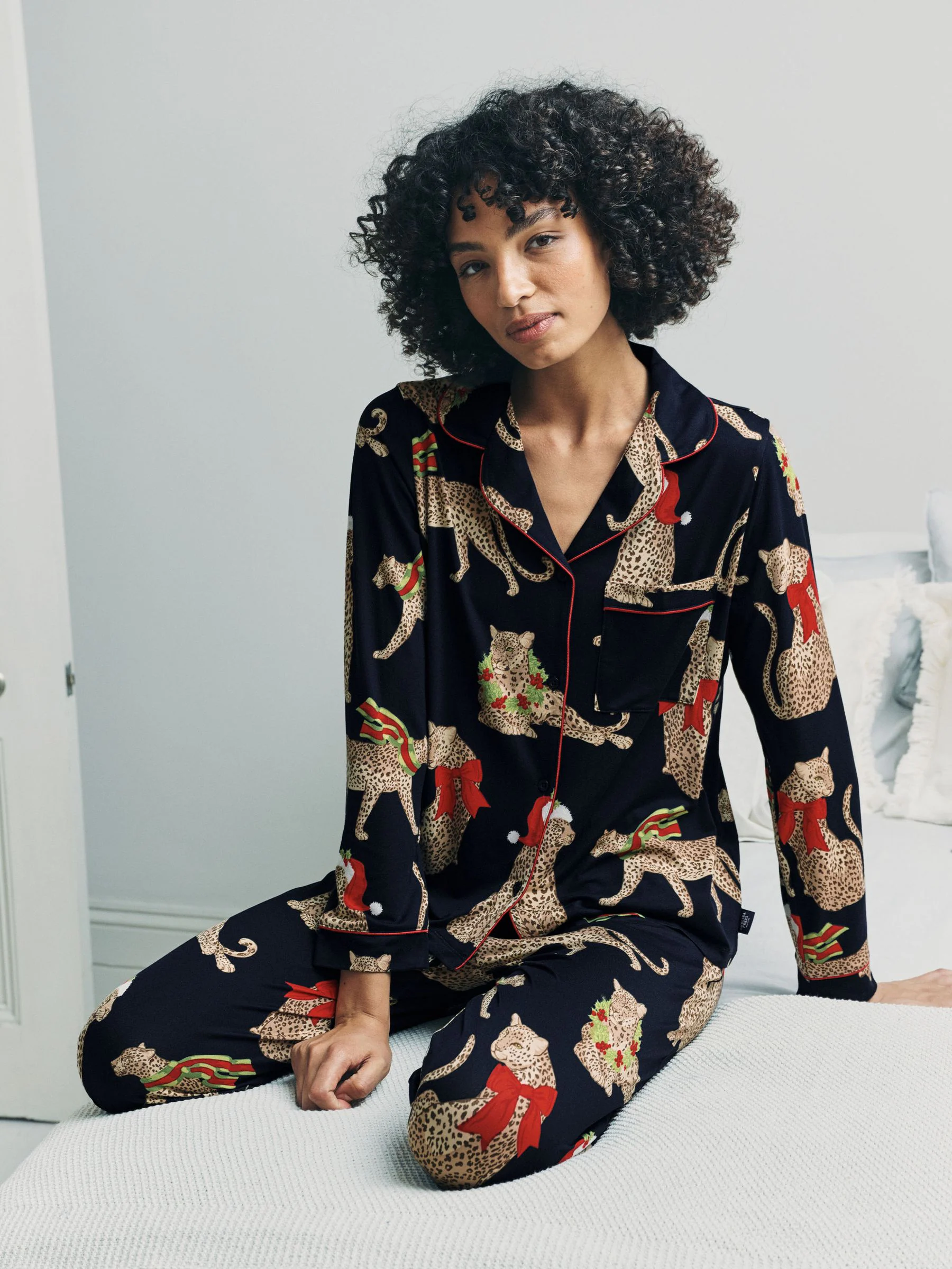 Chelsea Peers lange pyjama met kerstluipaardprint