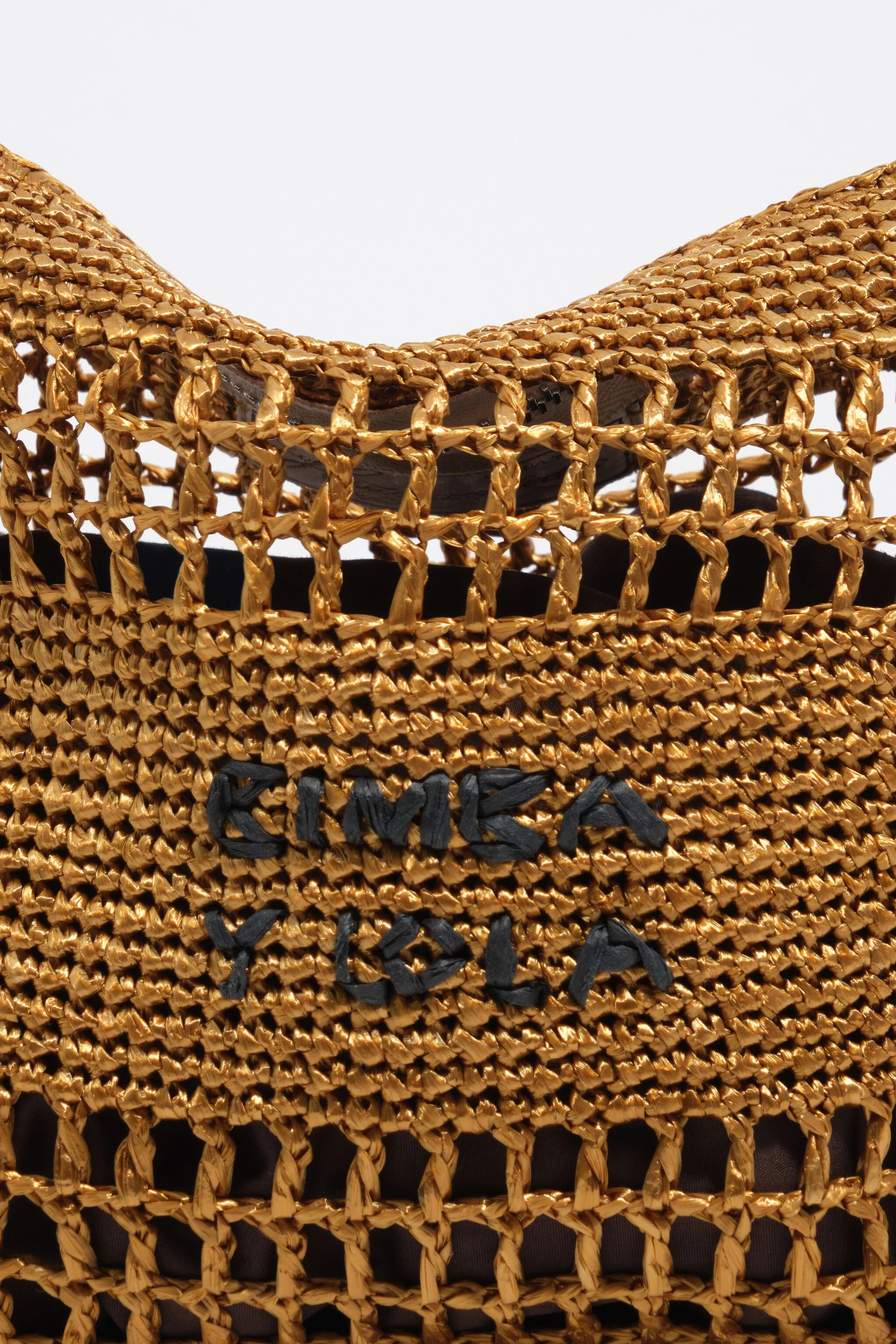 Bolsa média dourada com efeito ráfia