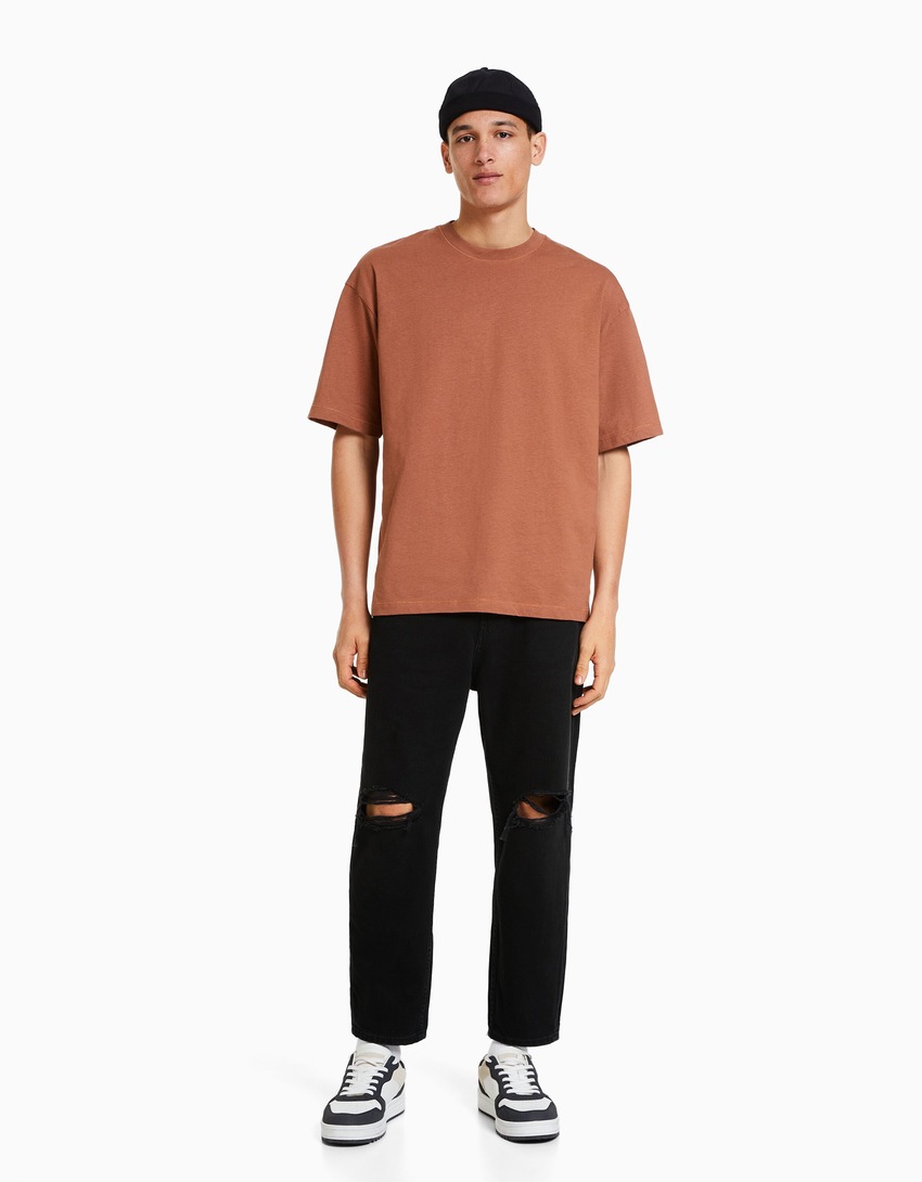 Calça jeans folgada com rasgos