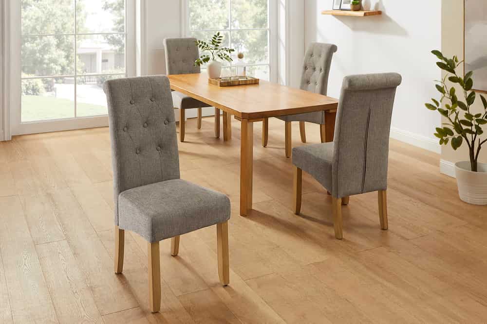 Design Stuhl CASA taupe Strukturstoff Massivholzbeine mit Zierknöpfen und Nackenrolle