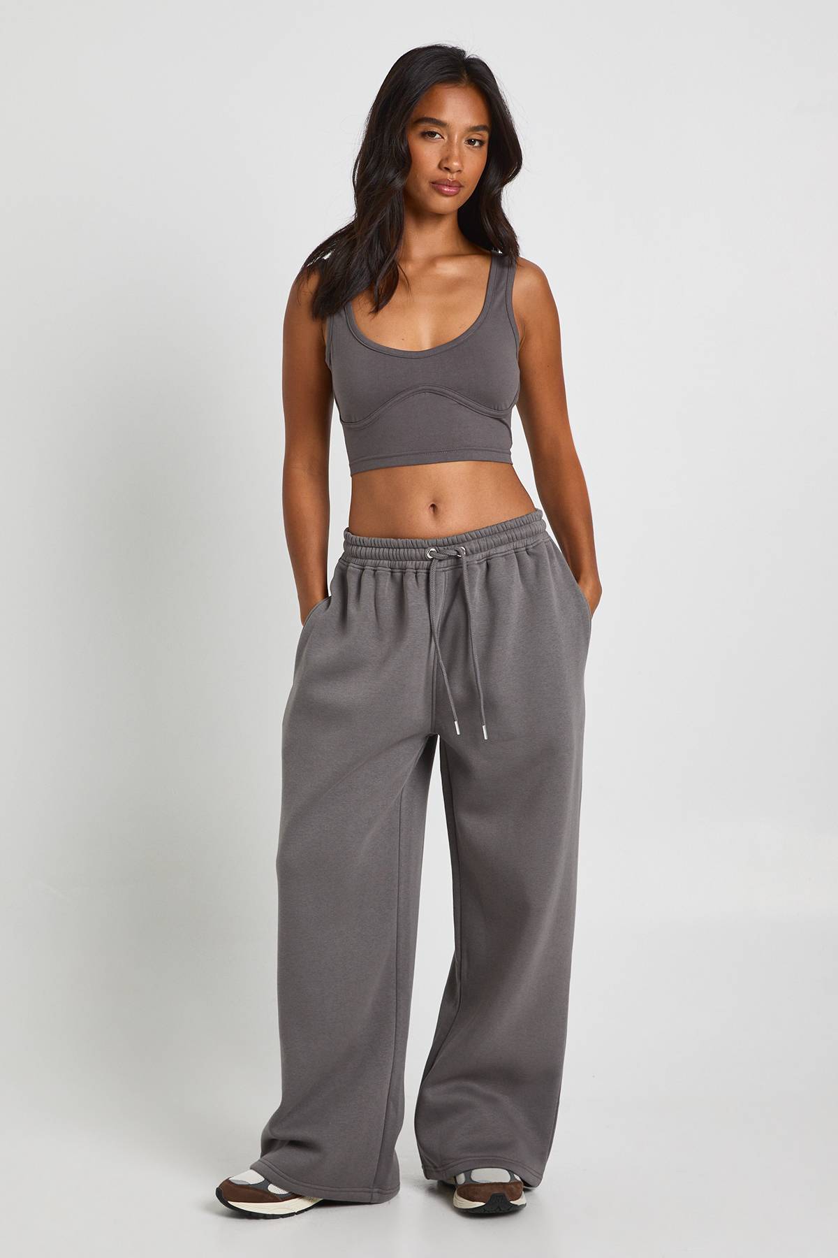 boohoo Ensemble de Jogging 3 Pièces à Casynthétiqueche avec Crop Top à Détails de Coutures Petite