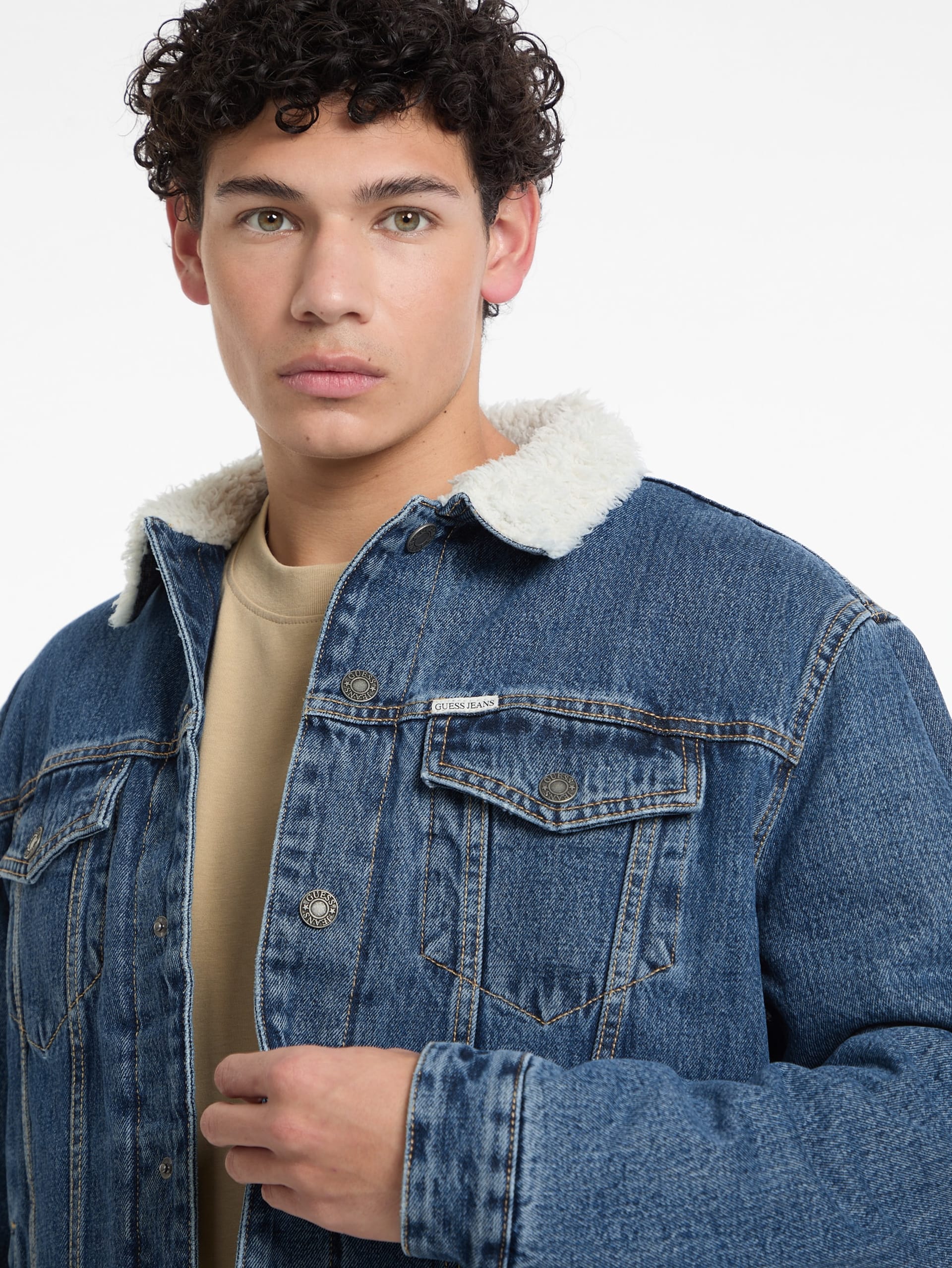 Jaqueta jeans trucker com gola sherpa