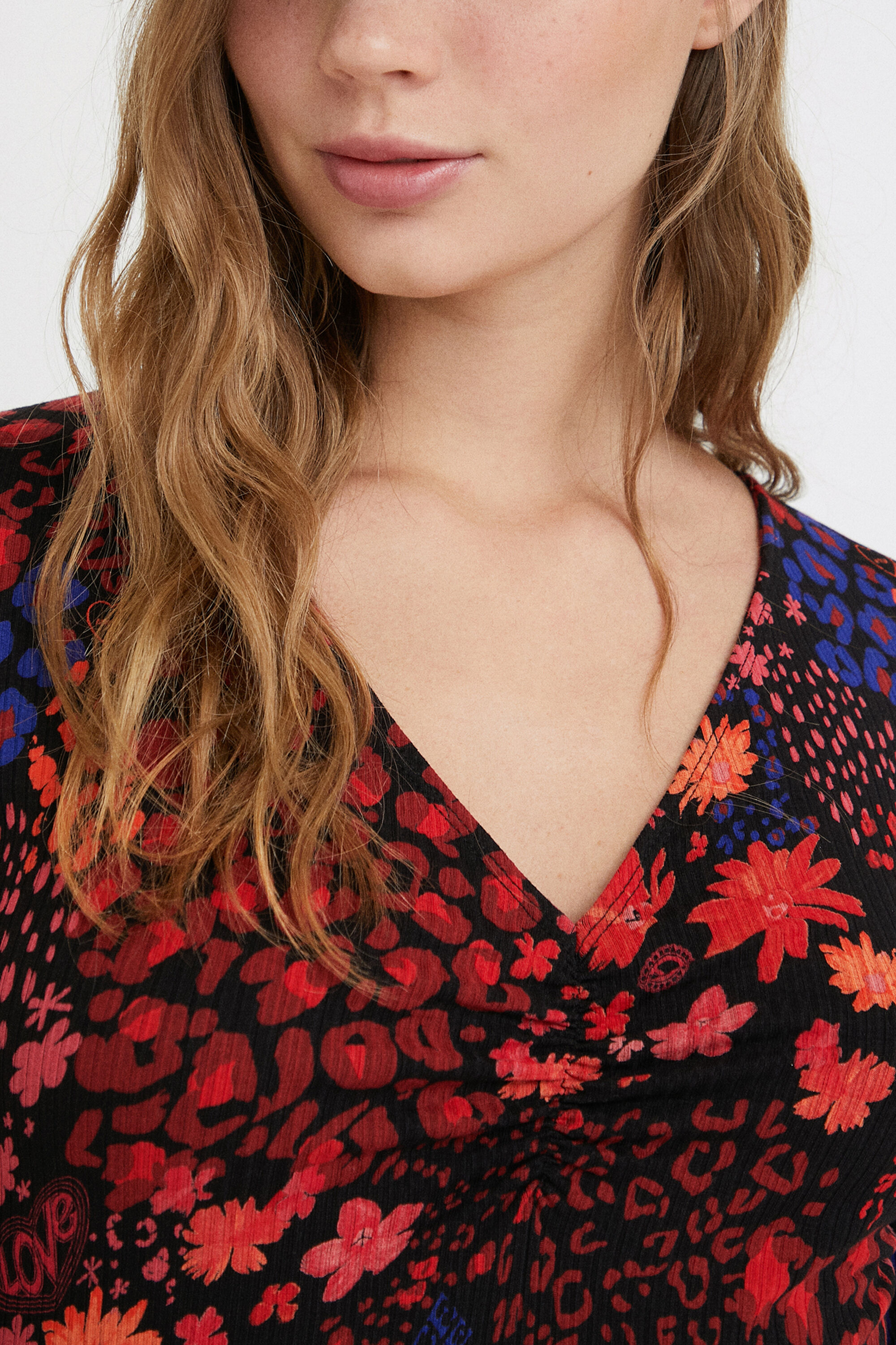 Robe courte ajustée avec fleurs