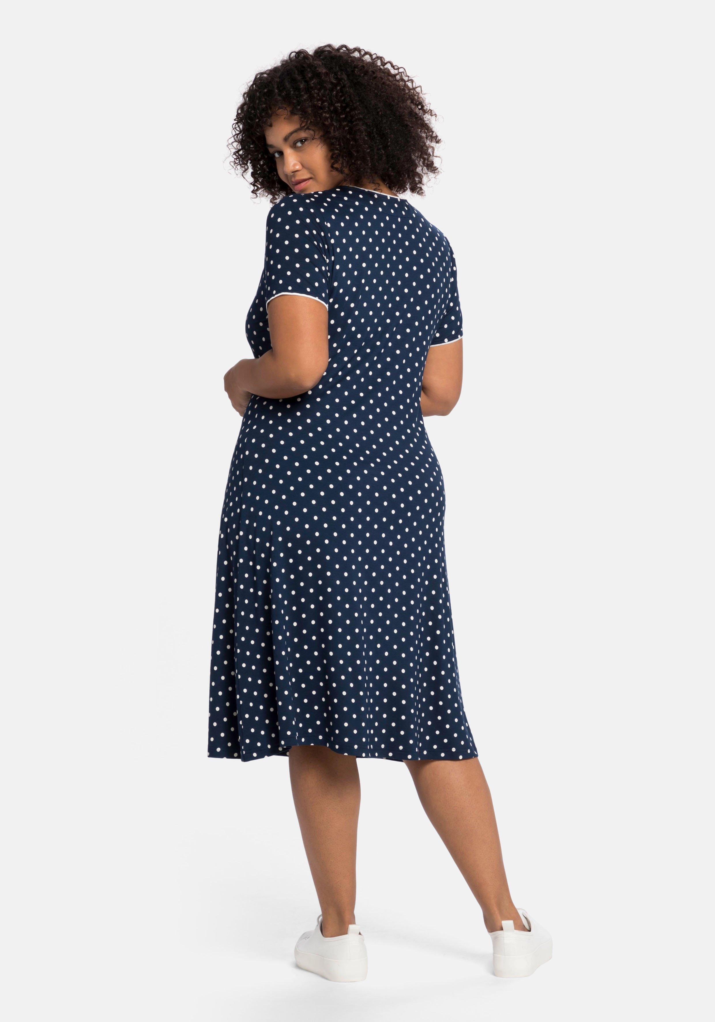 Jerseykleid mit Punktedruck und Paspelierung
