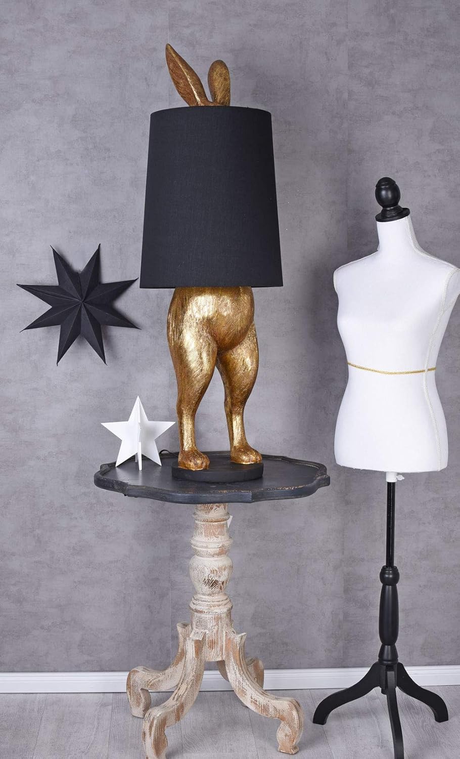 PALAZZO INT Stehlampe Alice im Wunderland – Goldene Hasenfigur mit schwarzem Stoffschirm | XXL Leuchte 117 cm hoch | E27-Fassung | Extravagante Boden- oder Tischlampe im Märchenstil CW224