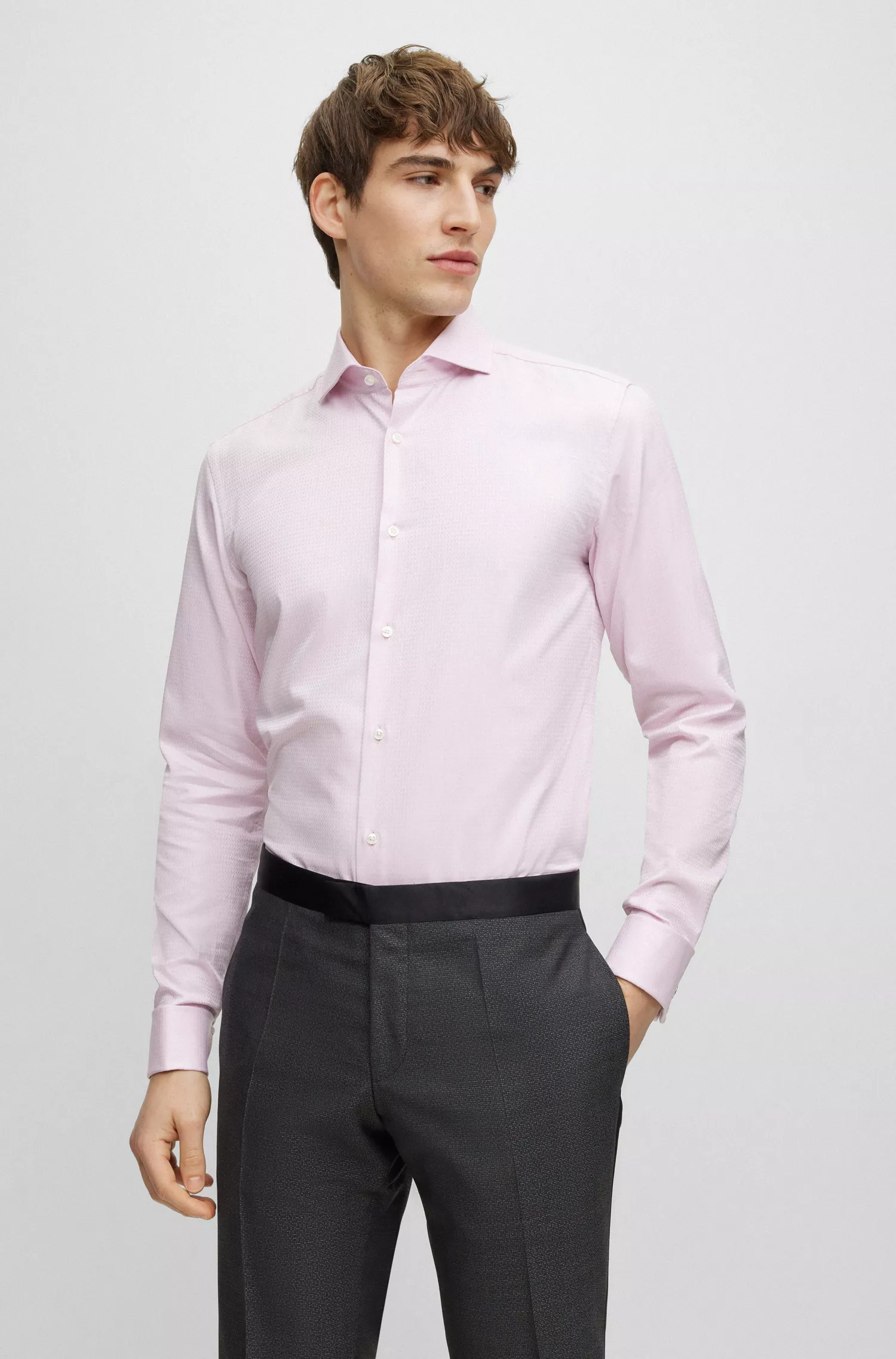 Camisa BOSS preta de corte slim em algodão orgânico estruturado.