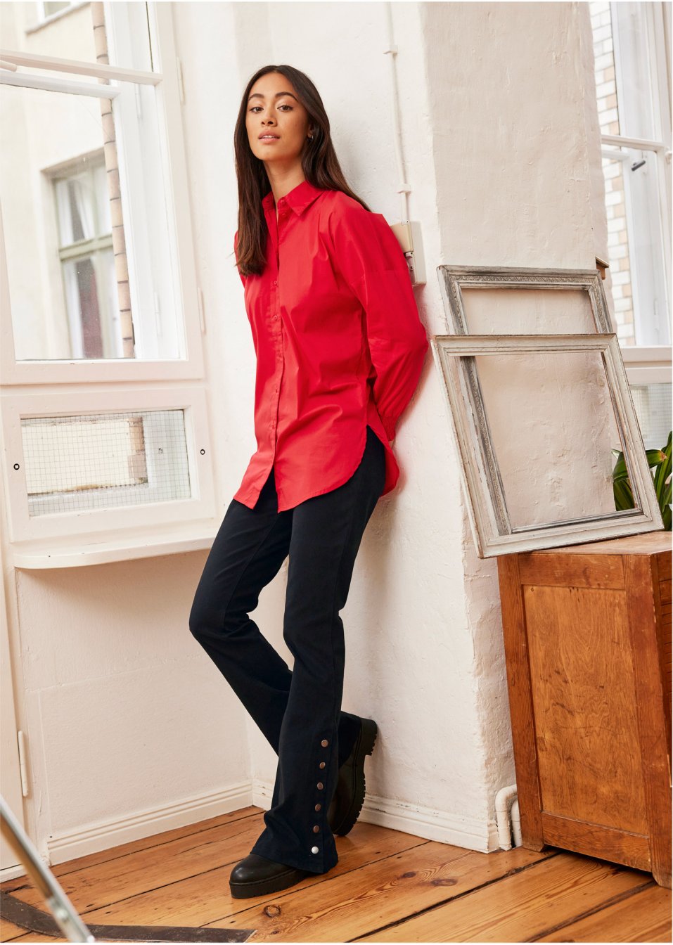 Pantalon évasé avec patte de boutonnage latérale