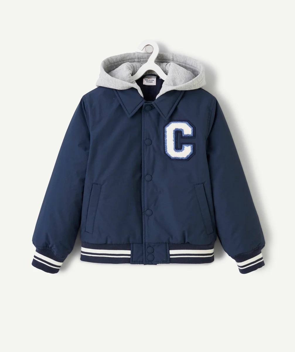 BLOUSON À CAPUCHE GARÇON EN REMBOURRAGE RECYCLÉ BLEU MARINE AVEC MAXI LETTRE