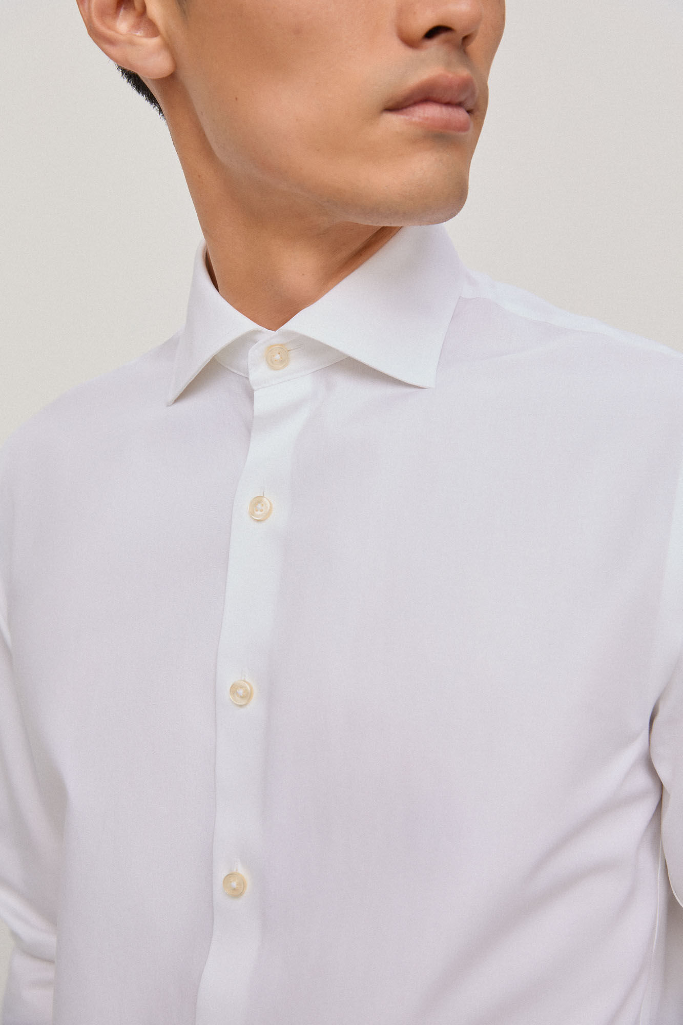 Camisa social com abotoaduras que não precisam ser passadas a ferro e são resistentes a manchas, estrutura lisa, modelagem regular - Branca