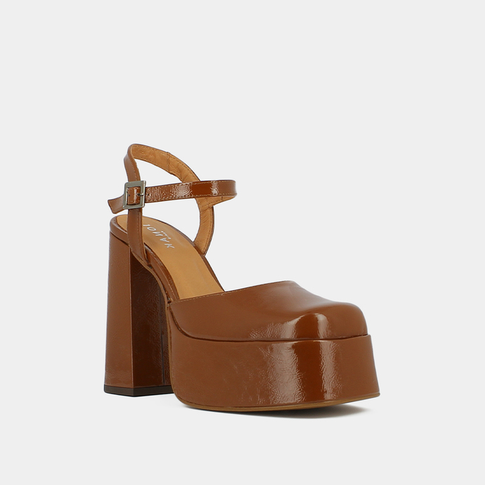 Babies à plateformes et brides  en vernis plissé cognac