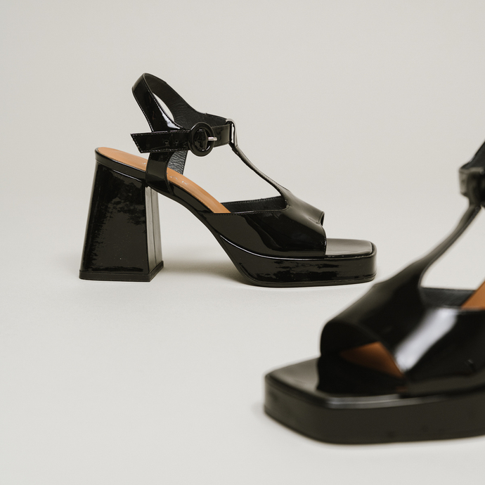 Sandales à bouts ouverts et talons  en cuir vernis noir