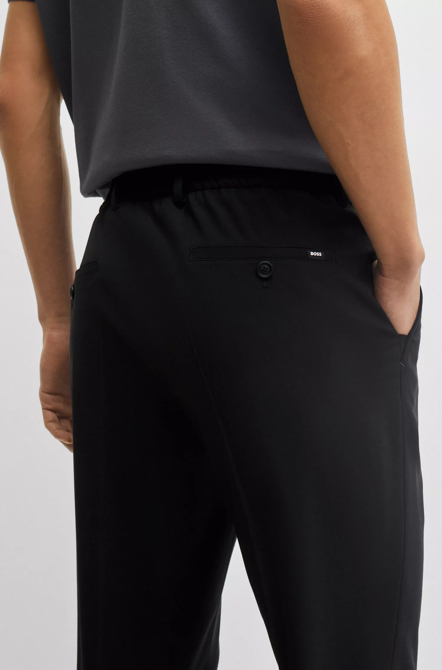 Calça BOSS preta de corte slim, em mistura de lã elástica de alta performance.