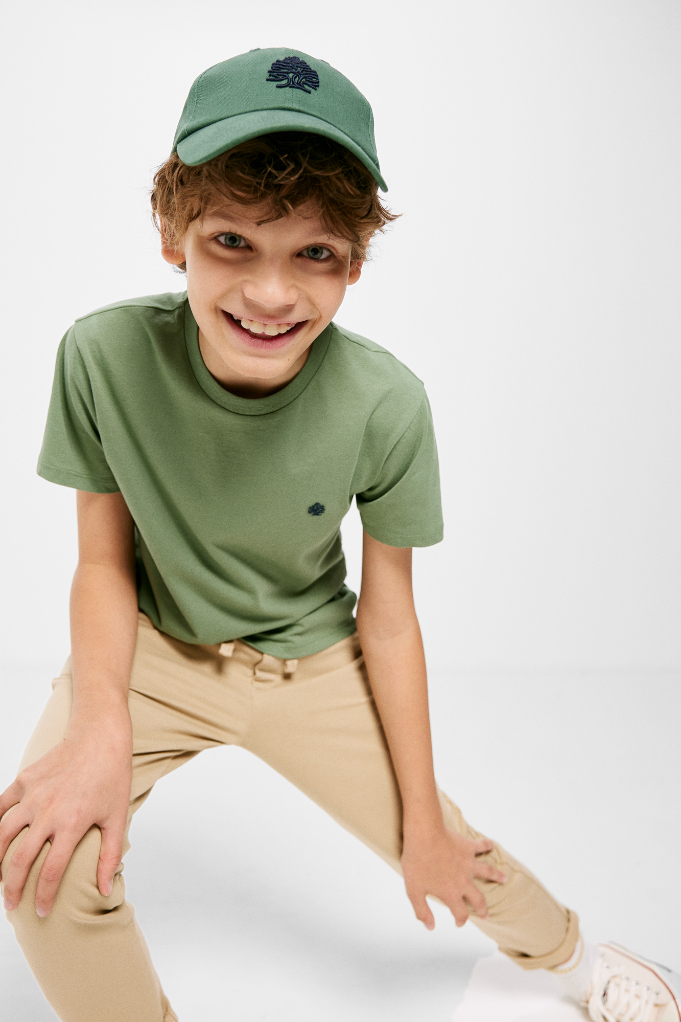 Camiseta básica com logo para meninos