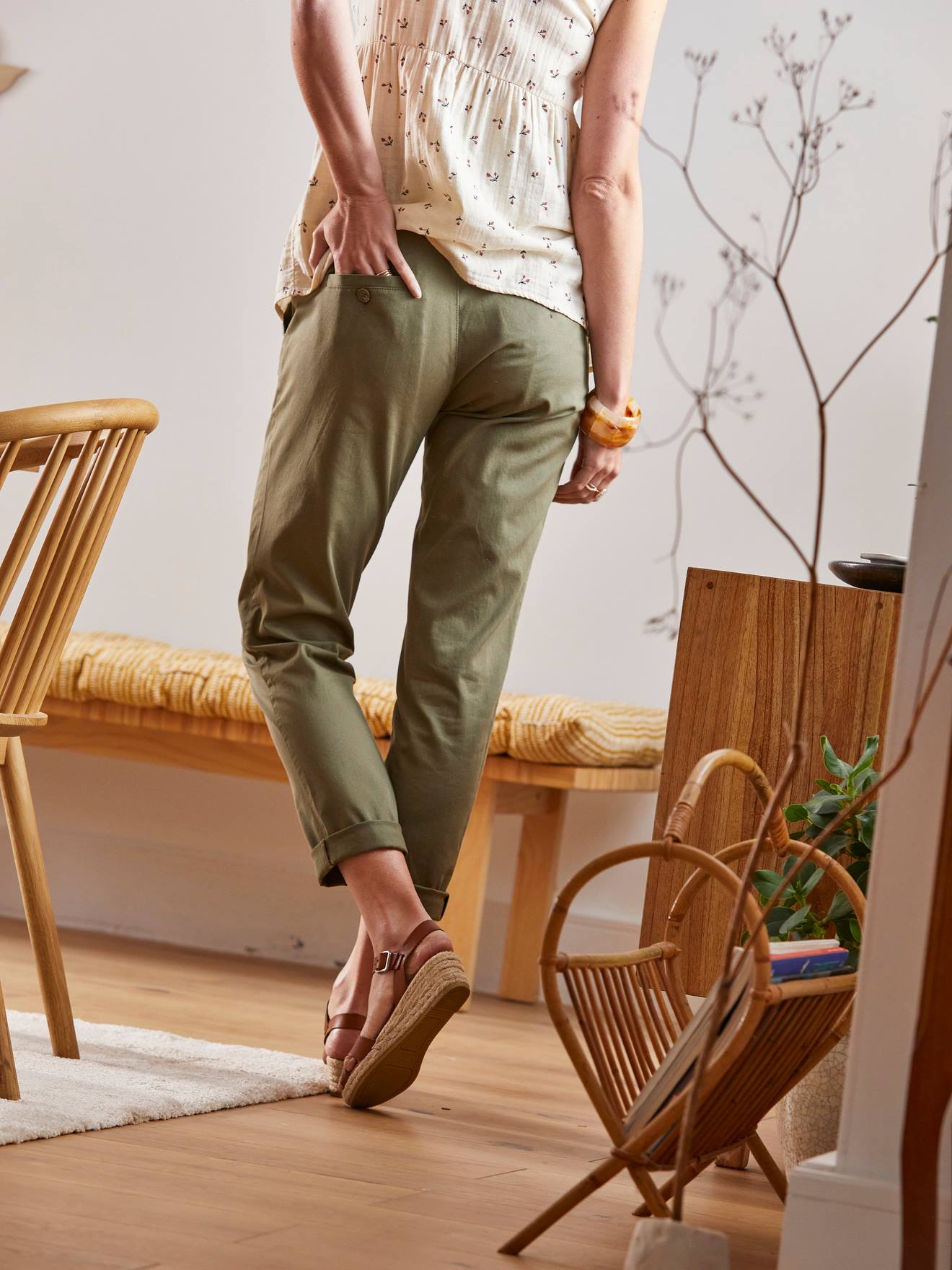 Calças chino lisas de algodão stretch verde-escuro para gestantes.