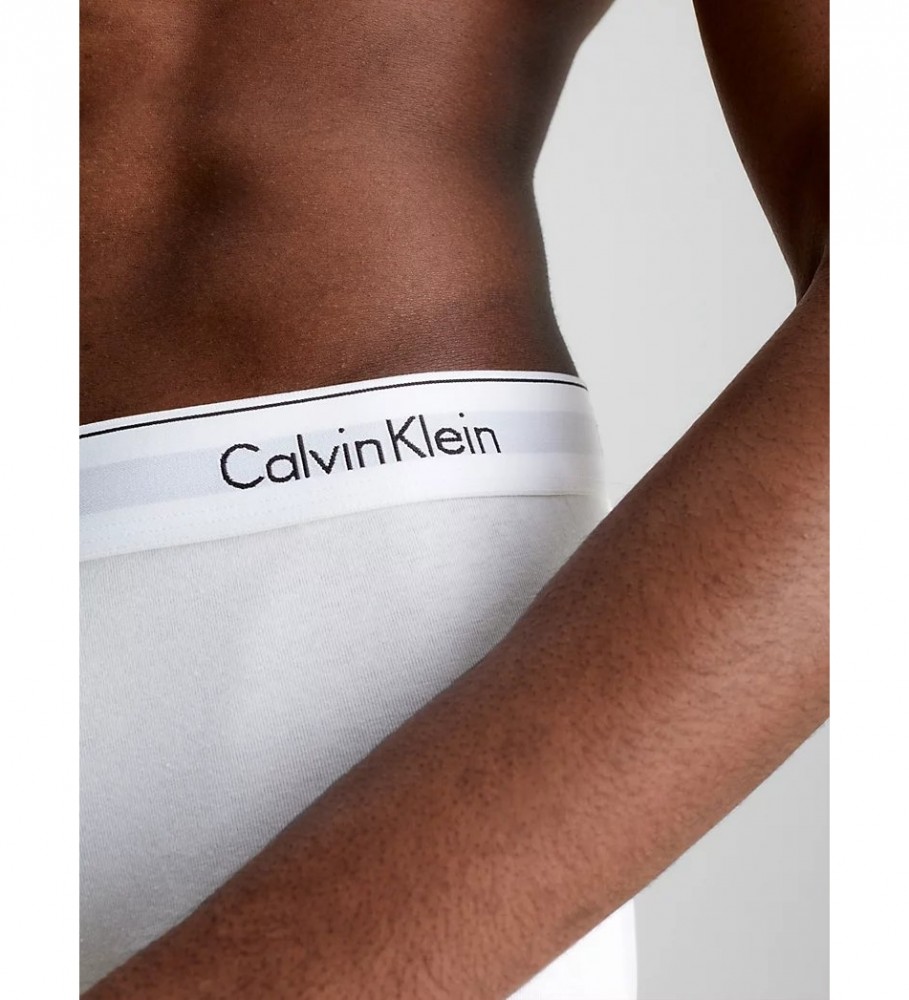 Pacote com 3 cuecas boxer Calvin Klein Modern, nas cores preto, branco e cinza.