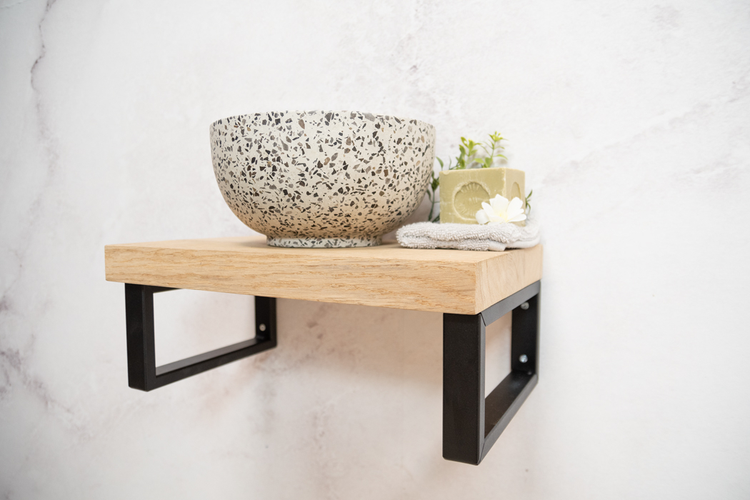 Saniclear Baru fontein met eiken plank en zwart-witte terrazzo waskom voor in het toilet
