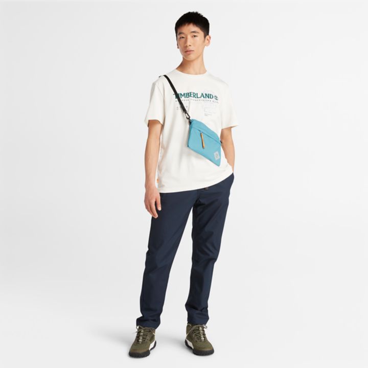 Camiseta masculina branca com estampa para atividades ao ar livre.