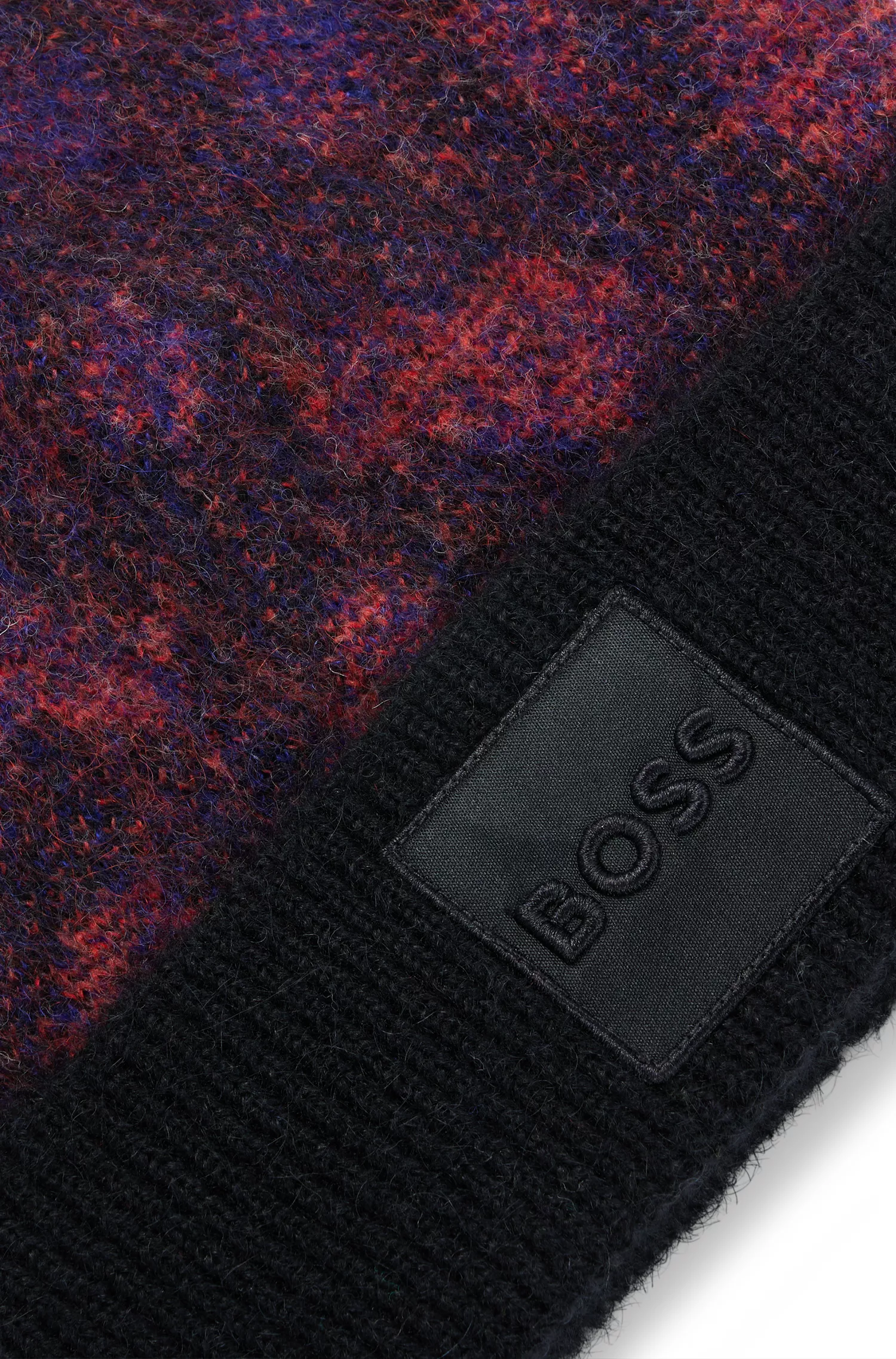 Gorro BOSS preto em tecido escovado com monogramas em degradê.
