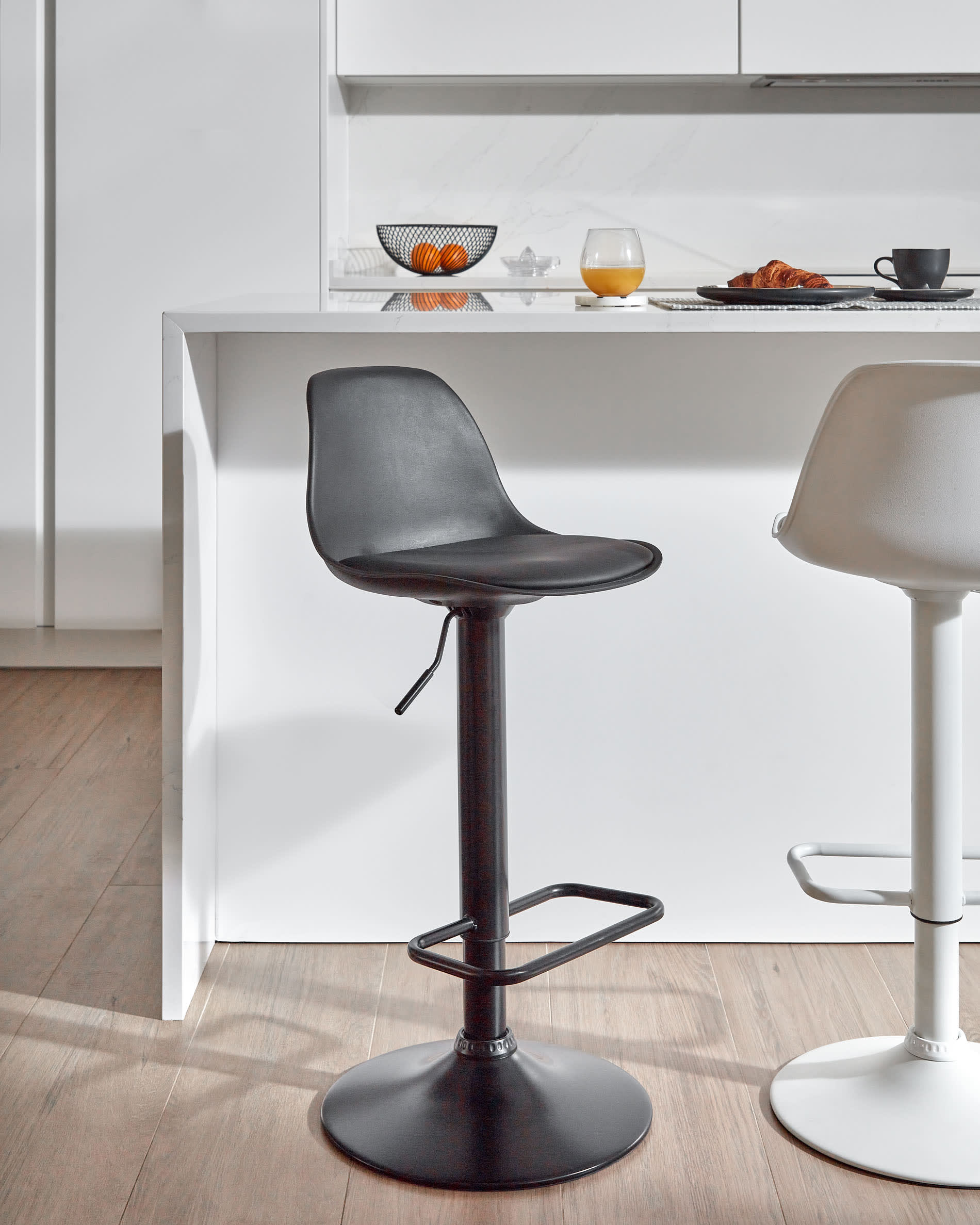Kave Home - Orlando-T barkruk wit kunstleer en mat wit staal 60-82 cm