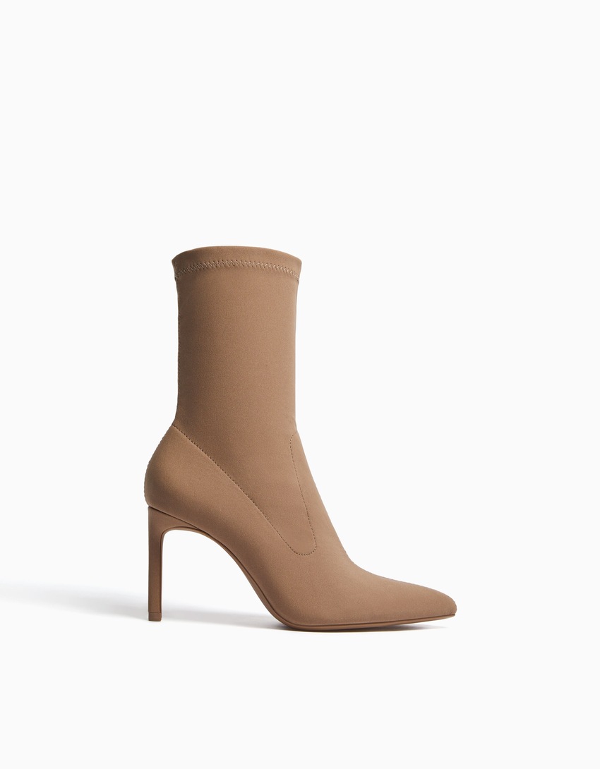 Botas de cano curto com salto alto e modelagem ajustada