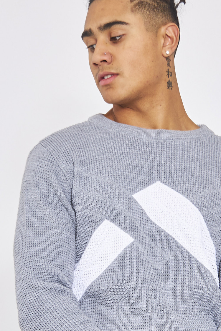 Pull en maille gris bandes blanches
