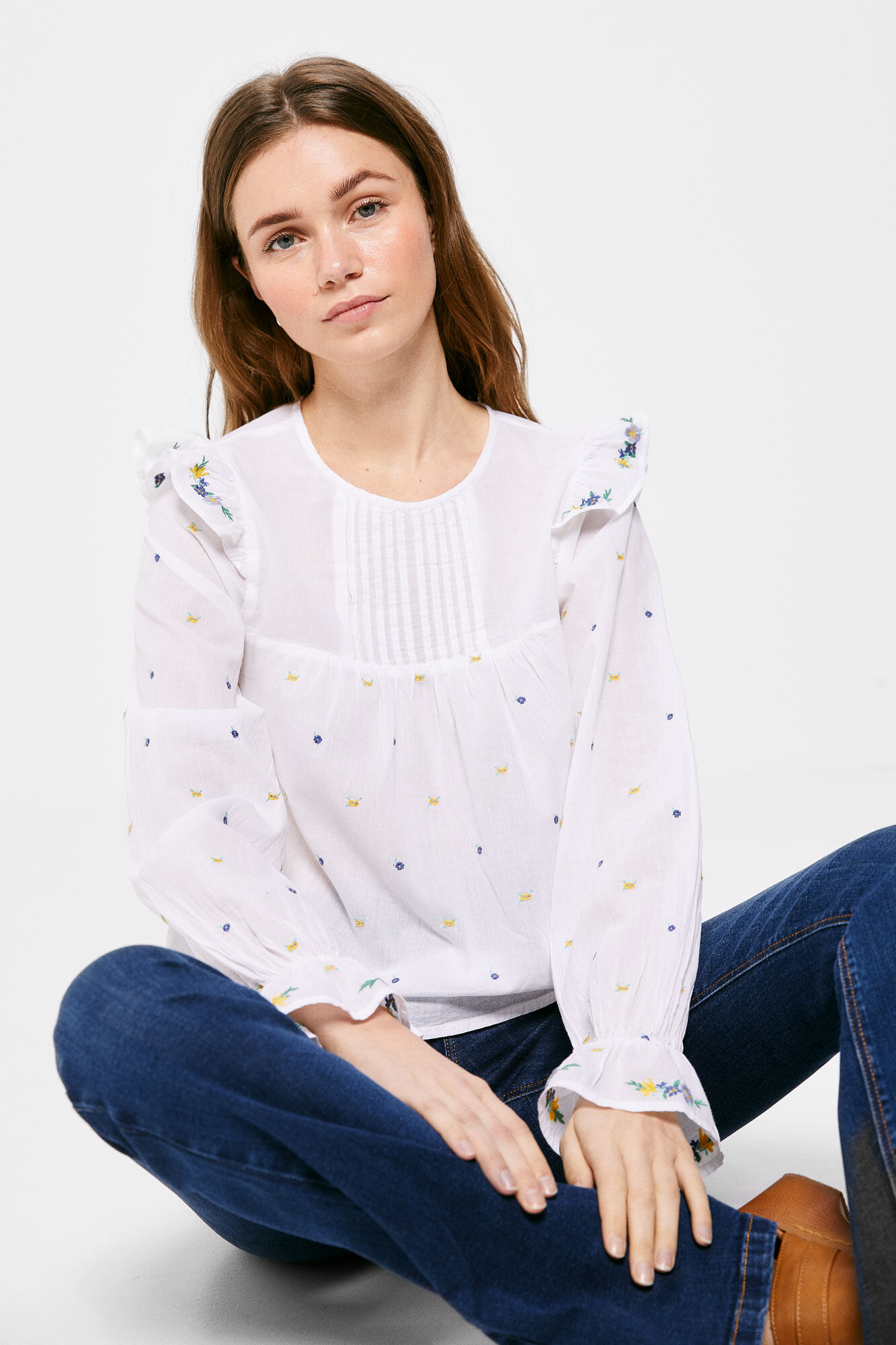 Blusa bordada com bolinhas e babados - Branca