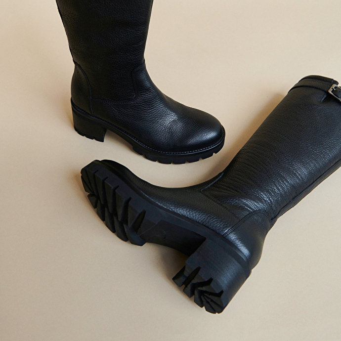 Bottes à semelles crantées et boucles  en cuir grainé noir