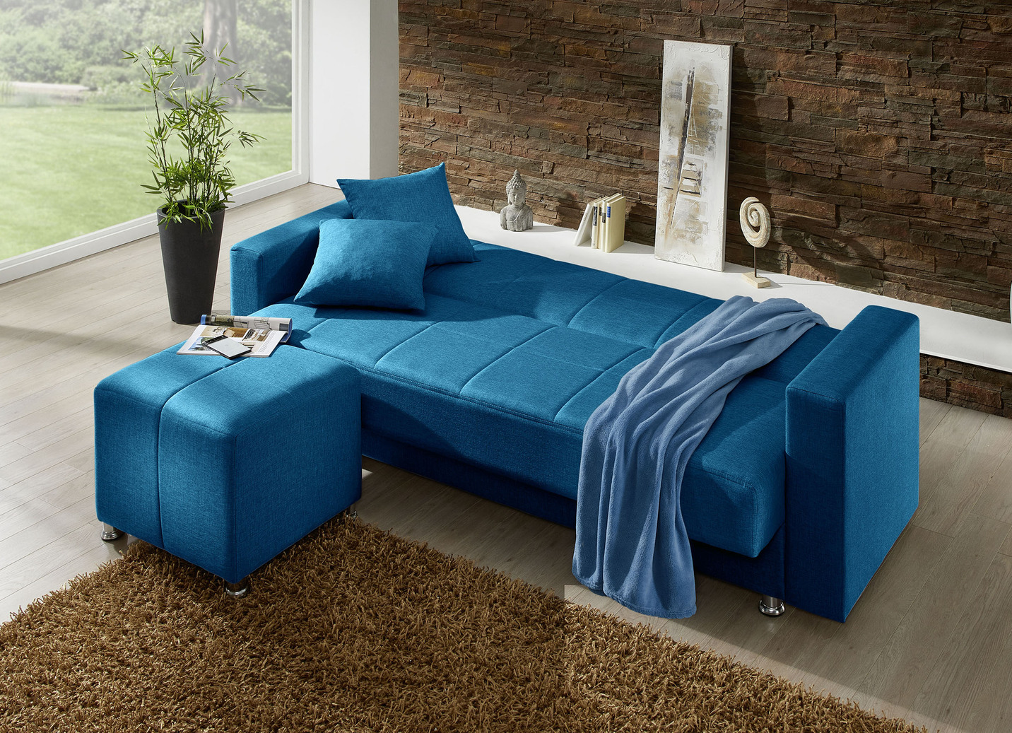 Klick-Klack-Sofa mit Hocker und Dekokissen