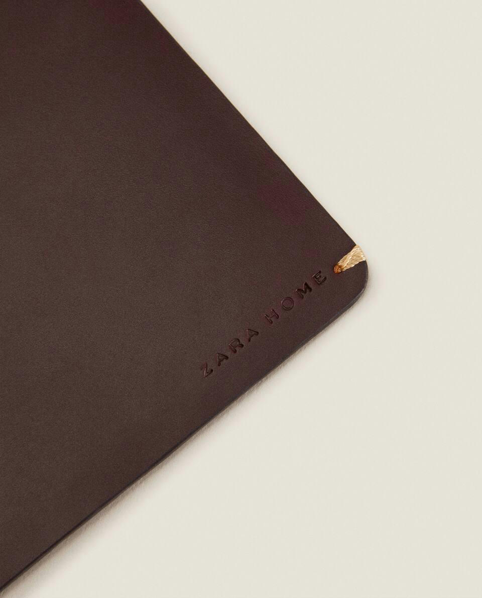 CAPA DE CELULAR EM COURO COM DETALHES DE COSTURA