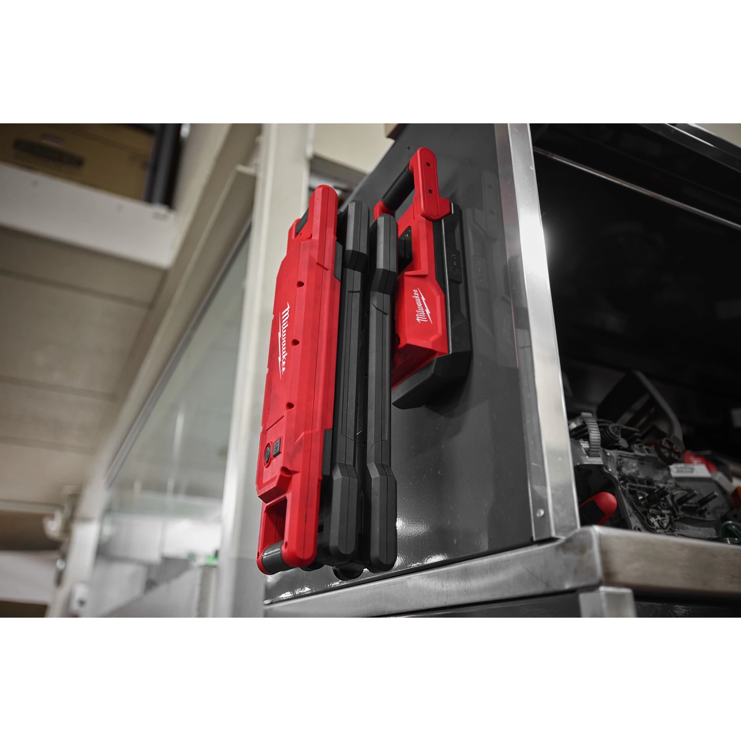 Milwaukee M18 ABL-0 18V Li-Ion Opvouwbare Magneet Lamp - Trueview - 2500Lm