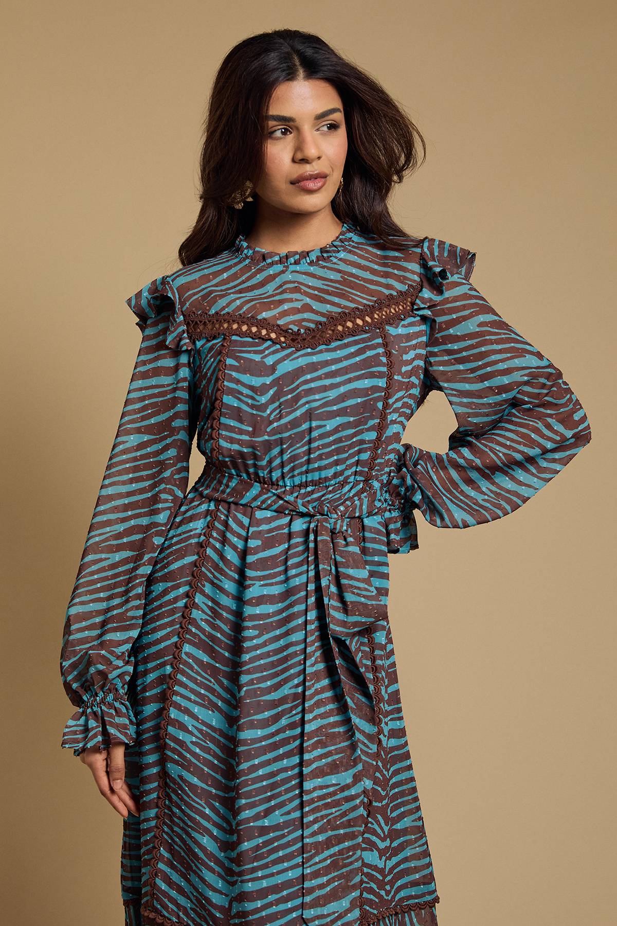 Oasis Robe Midi Petite En Mousseline Dobby Imprimée Avec Ceinture À La Taille