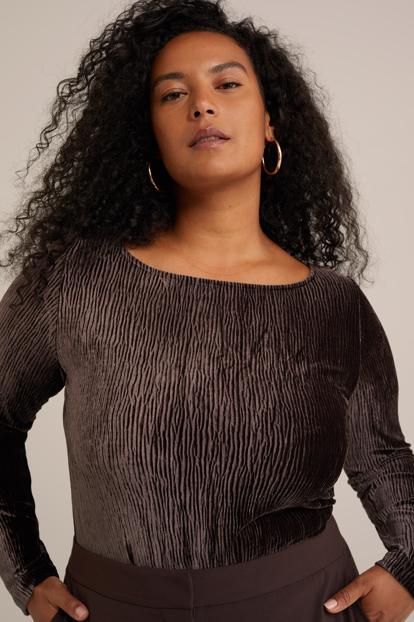 velvet top met structuur - Curve WE Fashion Donkerbruin