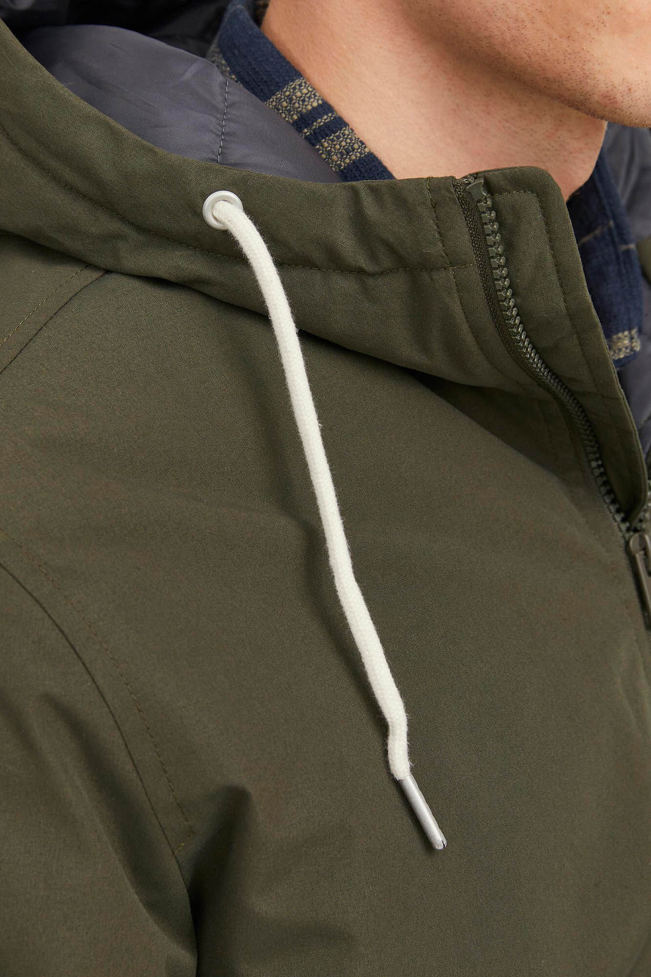 Parka com capuz ajustável