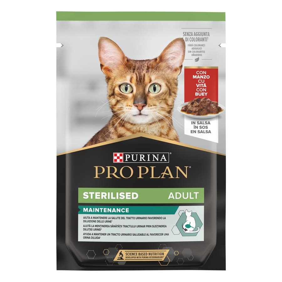 Sachê esterilizado Pro Plan para manutenção com carne ao molho para gatos.