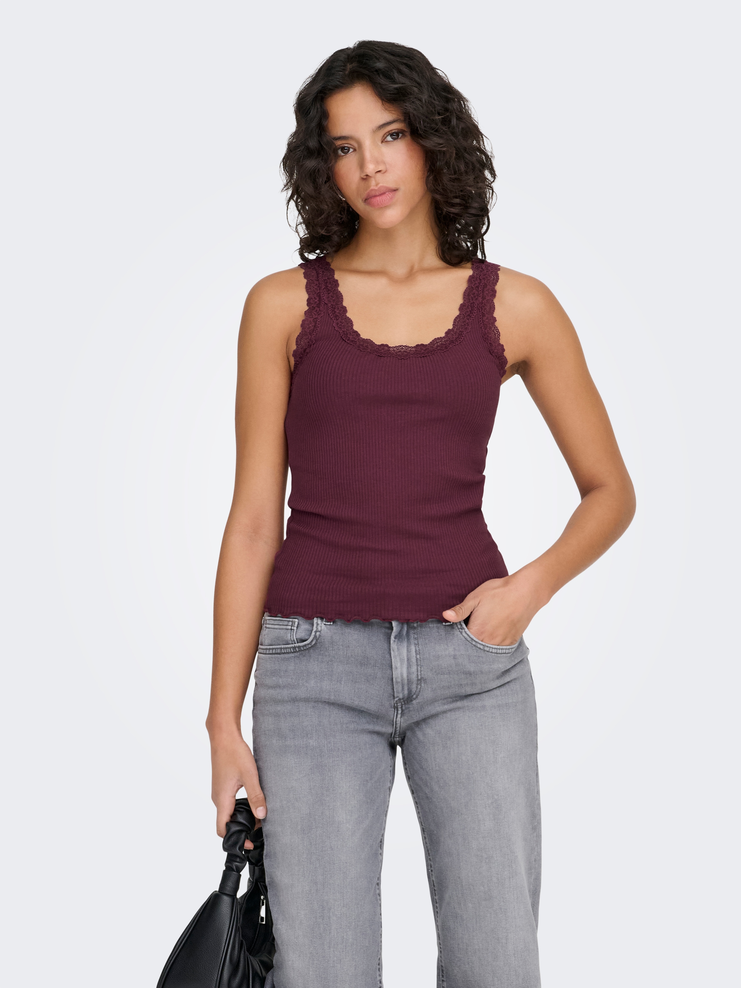 ONLY Tanktop »ONLSARA – Tanktop mit Spitzendetail am Ausschnitt«, regular fit, modisch, Jersey, Rippware, Rundhals