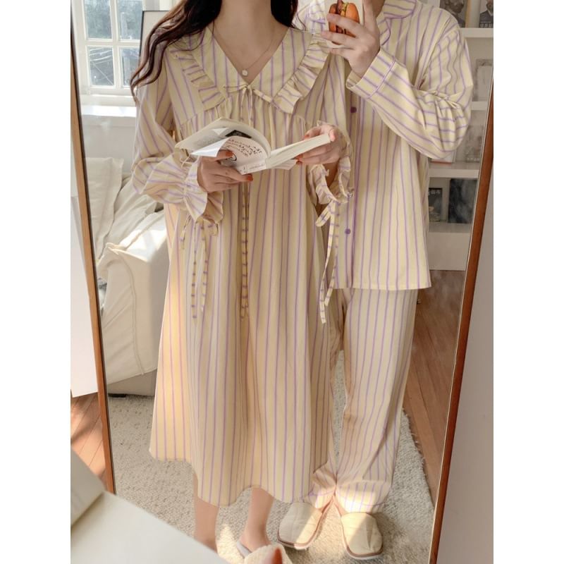 Tanee - Midi-pyjamajurk met pofmouwen, strepen en rucheskraag / overhemd met knopen / broek / set