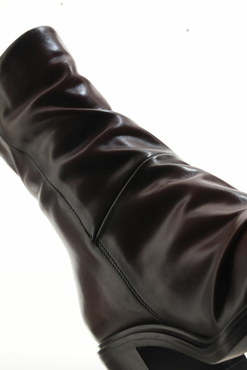 MJUS<br>Botas de cano curto em couro plissado com bico fino
