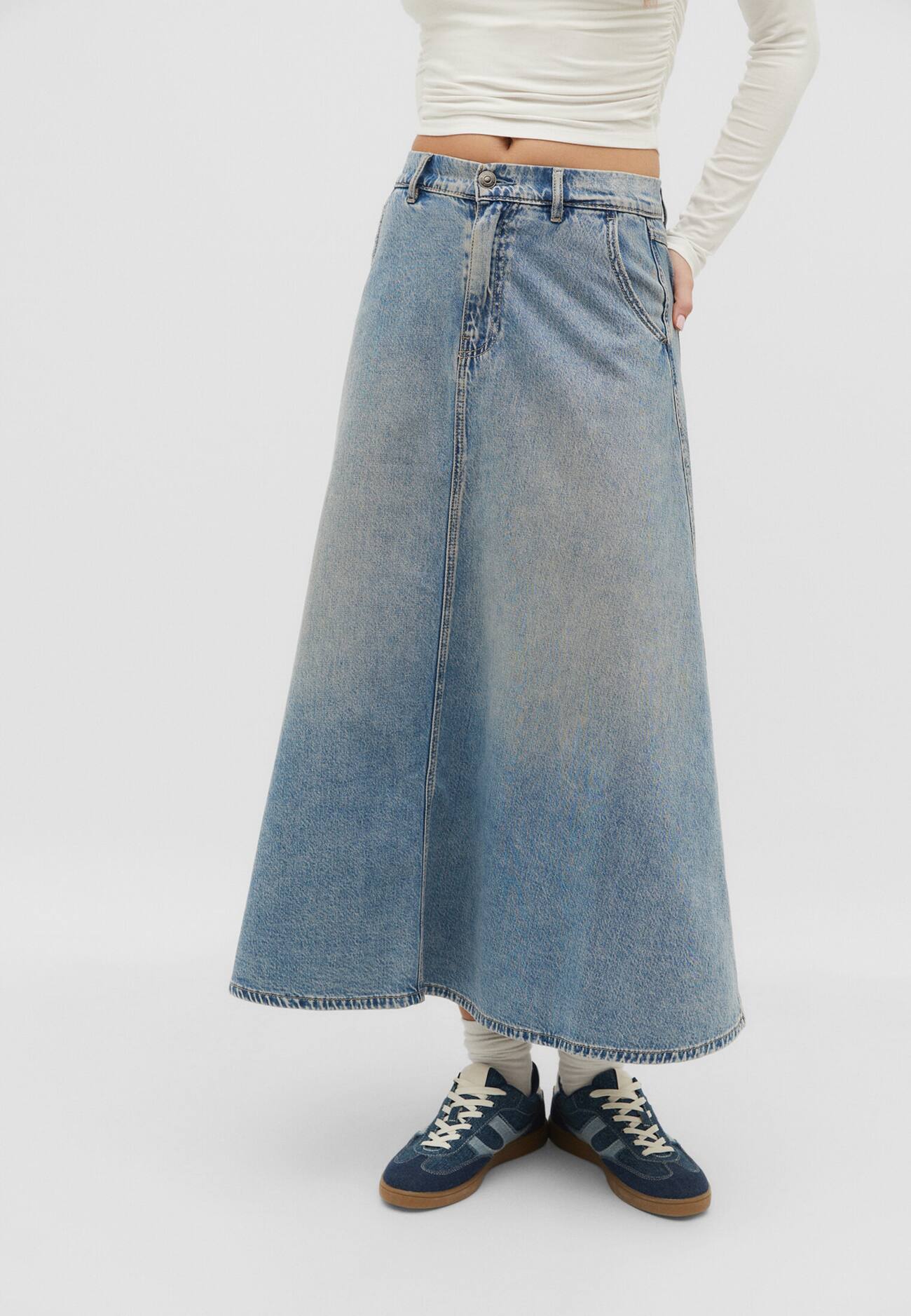 Saia jeans fluida em camadas