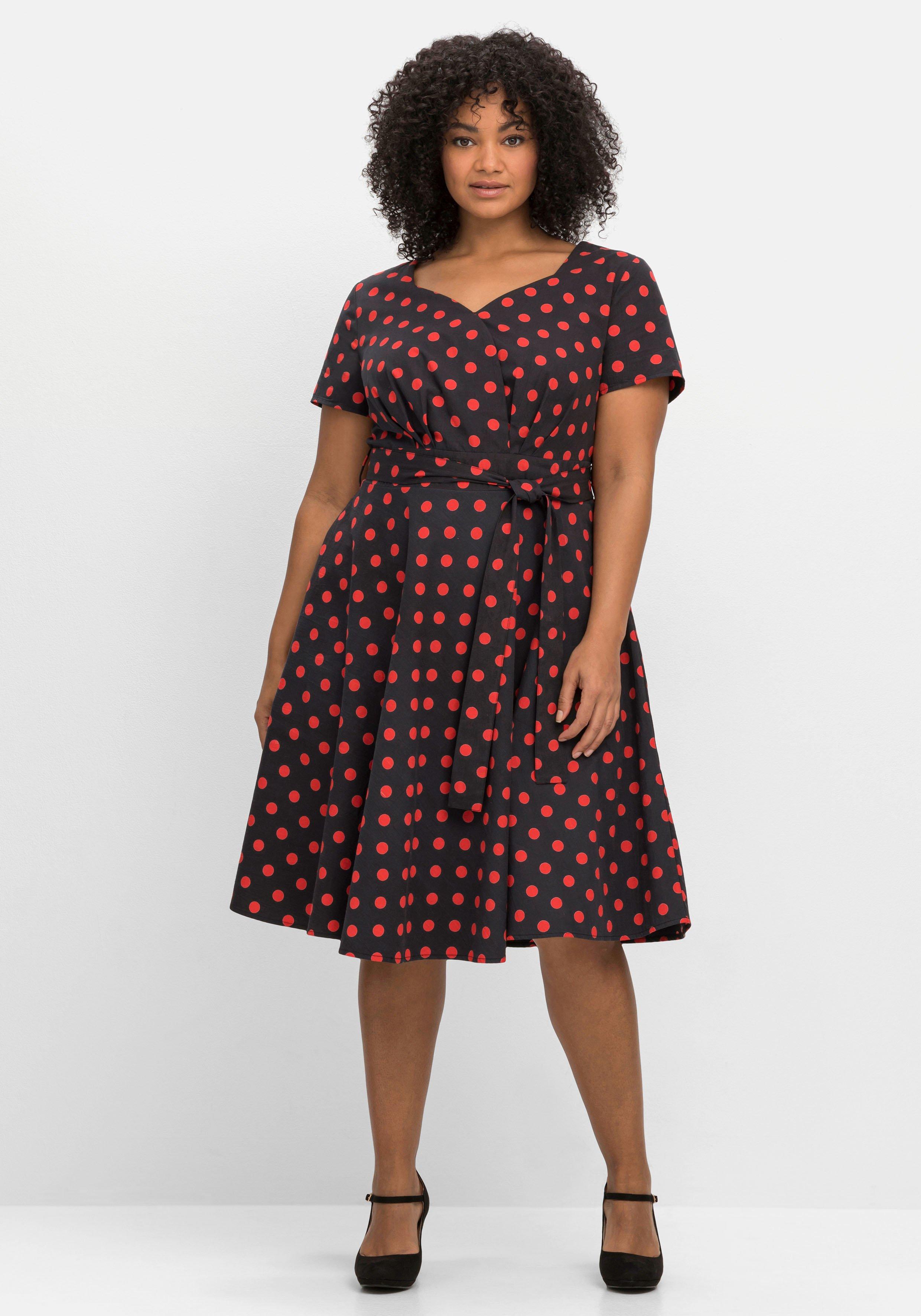 Gepunktetes Kleid mit Herzausschnitt und Taillenband