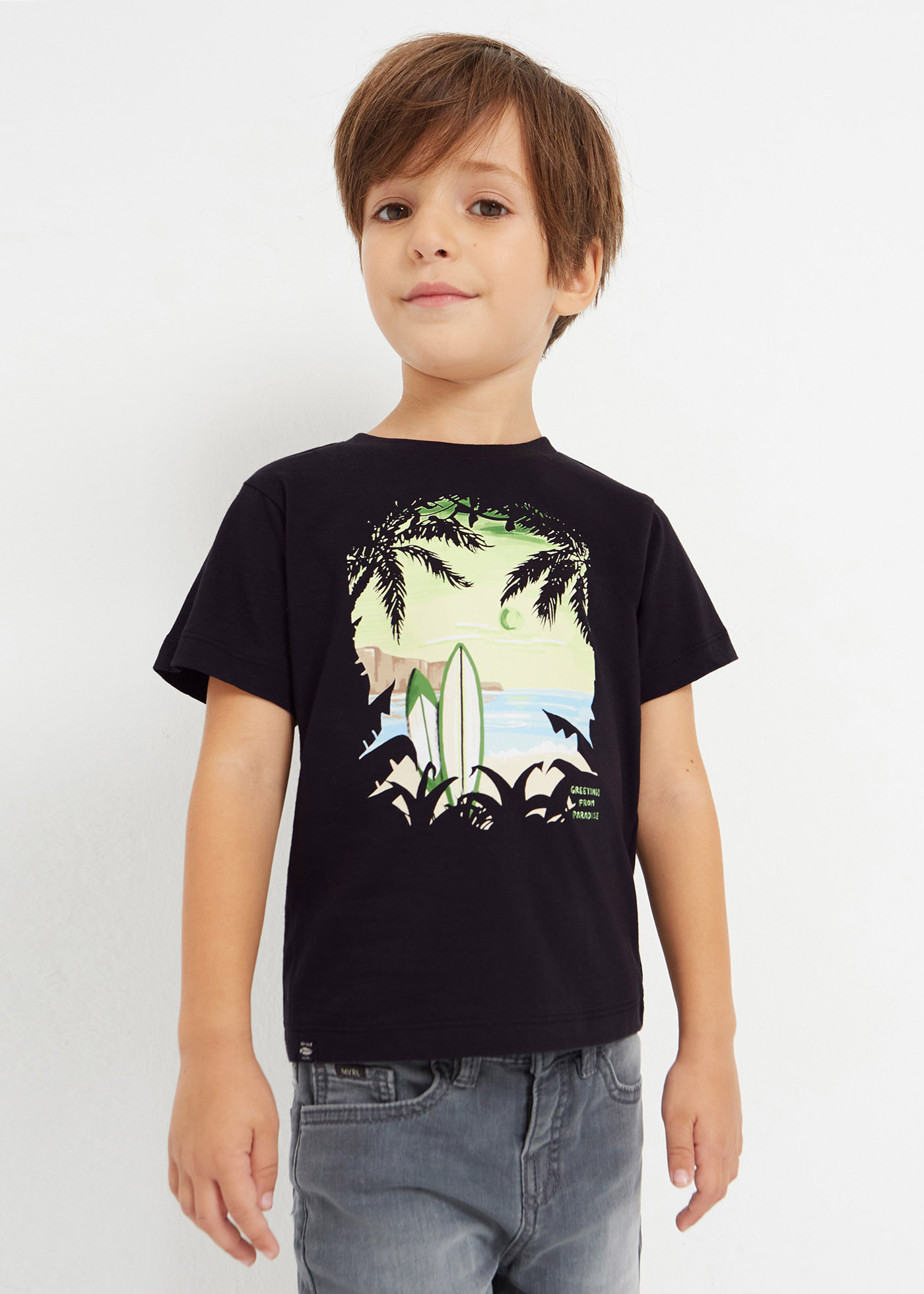 Camiseta infantil masculina em algodão sustentável com estampa.