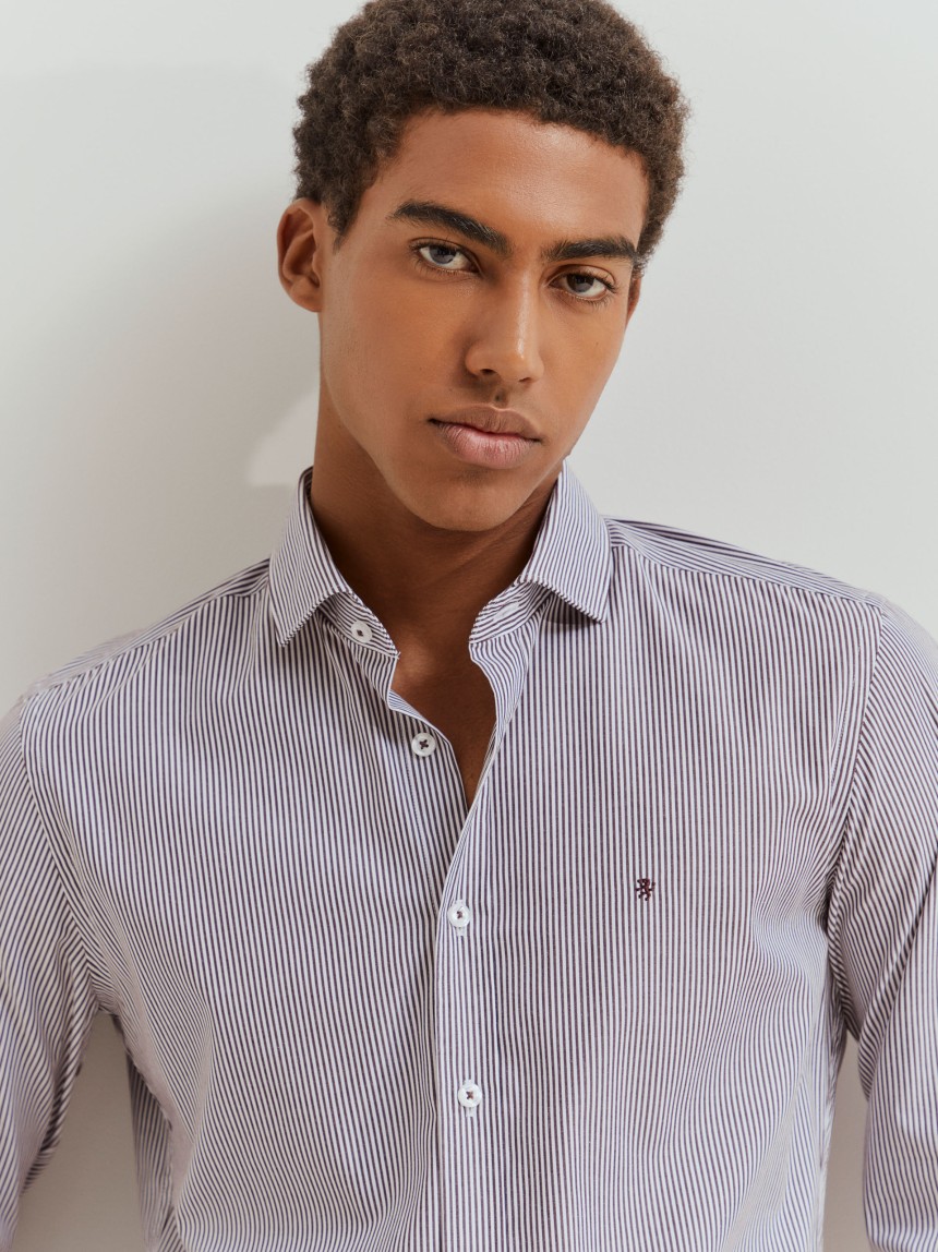 Camisa slim fit de algodão às riscas