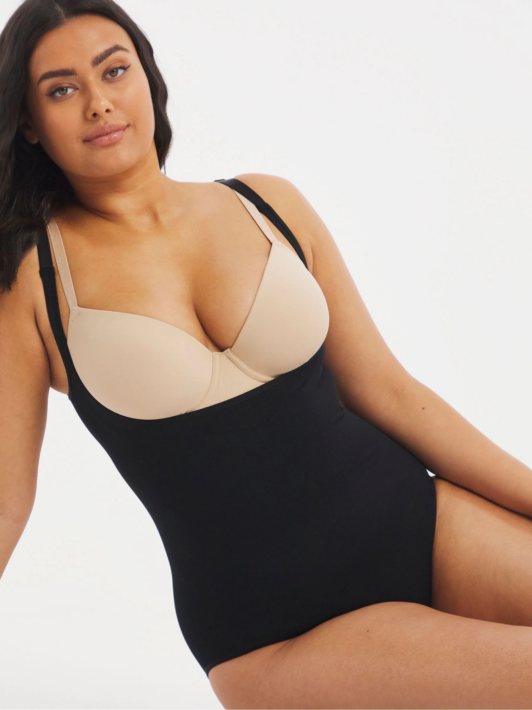 Simply Be Magisculpt naadloze vormgevende body te dragen met eigen beha