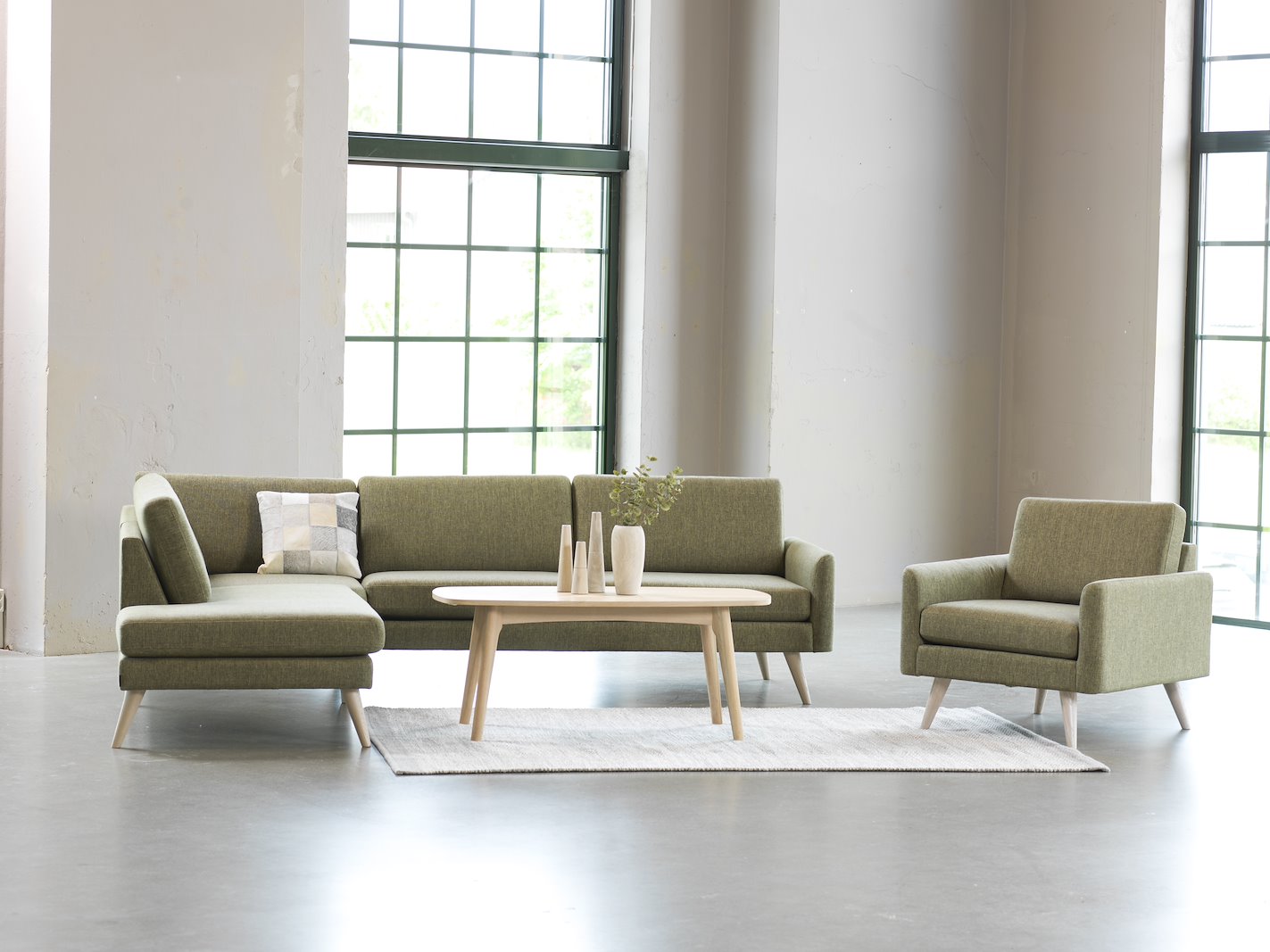 Villa sofa Tekstil Synne 12 137 Moss Green med hvitoljede treben. 3-seter med åpen ende og sjeselong venstre.