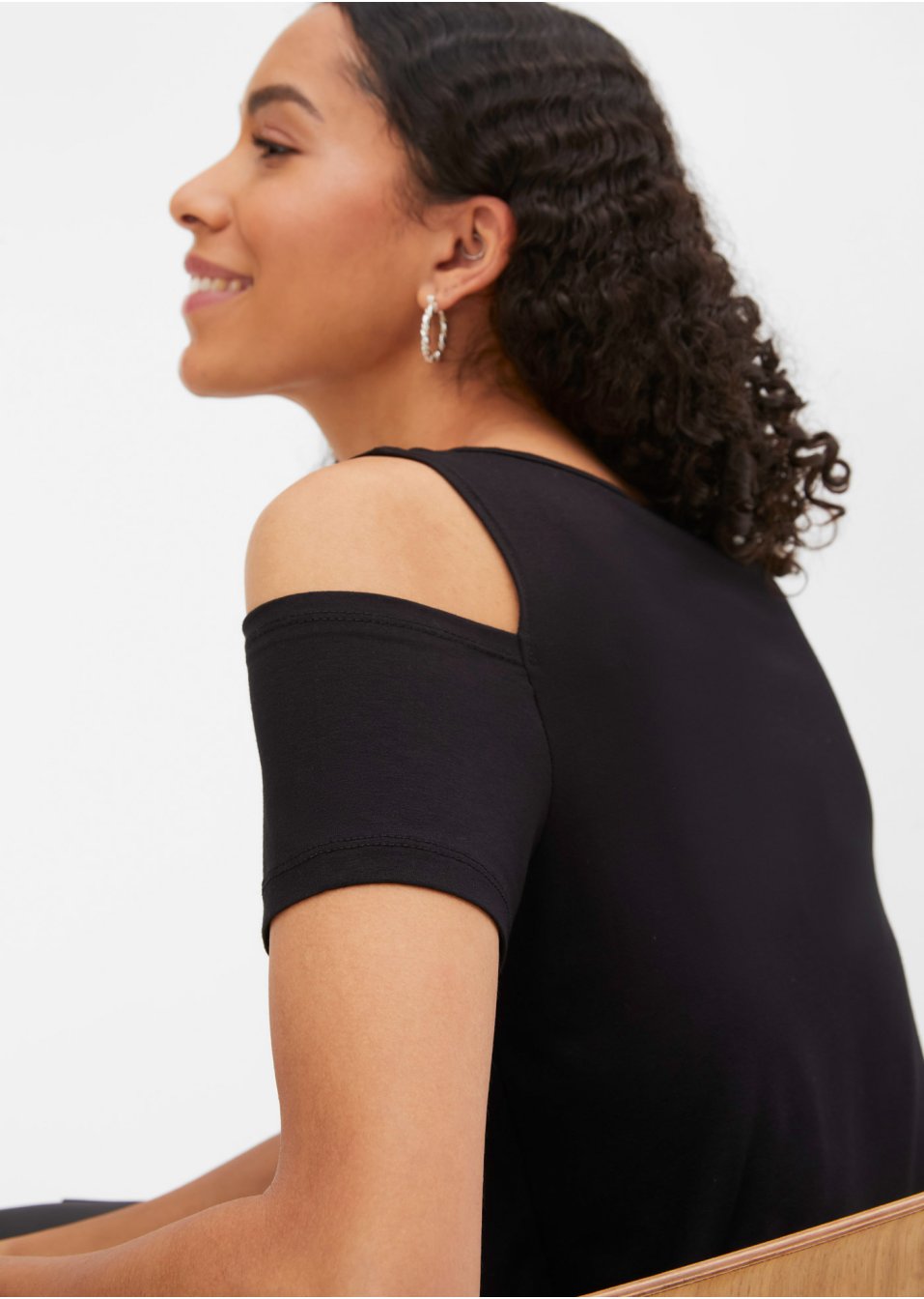 T-shirt à application de strass et découpes
